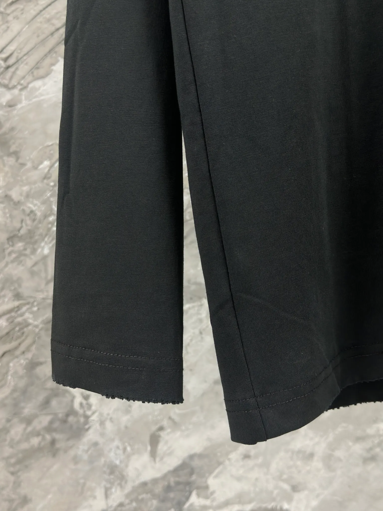🅿️250 - BALENCI*GA Paris tape series printed washed distressed long sleeves. The fabric is made of 280g Paris-specific double yarns * high weight 1:1 double yarn rib. The front and rear panels are made of imported Kornit machine direct-injection printing technology. Old-fashioned + multi-position cutting and wear-making process. Two high-temperature shaping washes. os dropped shoulders, loose version, same style for men and women -Color: off-white, iron gray, burgundy, green, black blue, fog blue -SIZE: XS S M L style number 8602#
