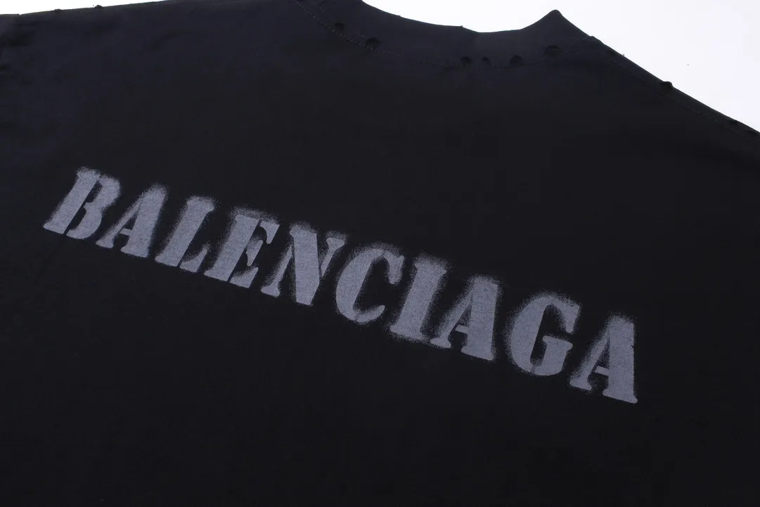 🅿️250 BALENCI*GA Paris blurred letter logo printed distressed long sleeves. The fabric is made of Paris custom-woven and dyed double-yarn pure cotton. The weight is 280g. The thread is custom-woven and dyed without color difference before and after. The printing uses environmentally friendly imported materials and printing dot direct injection technology. Two high-temperature setting washes. os dropped shoulders and loose version. Same style for men and women -Color: black, off-white -SIZE: XS S M L Style No. 8605#