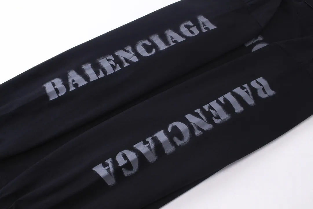 🅿️250 BALENCI*GA Paris blurred letter logo printed distressed long sleeves. The fabric is made of Paris custom-woven and dyed double-yarn pure cotton. The weight is 280g. The thread is custom-woven and dyed without color difference before and after. The printing uses environmentally friendly imported materials and printing dot direct injection technology. Two high-temperature setting washes. os dropped shoulders and loose version. Same style for men and women -Color: black, off-white -SIZE: XS S M L Style No. 8605#