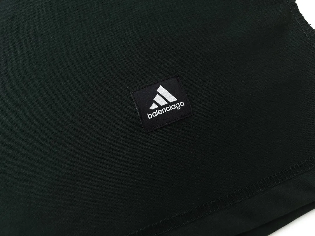 🅿️186 Detailed picture [Top version. Official website quality] BALENCI*GA/Paris co-branded Adidas classic LOGO combination on the front, double-sided front and back wear embroidered short-sleeved T-shirt# The fabric is made of Paris ZP custom-woven and dyed cotton double yarn. Weighing 260 grams, the cloth surface is clean. The cloth pattern is clear, soft and comfortable. The color fastness is good. It is not easy to change color. The threads are dyed with no color difference. The classic letter LOGO embroidery is embroidered using imported Tajima embroidery machine. The lines are clear and the effect is three-dimensional. Restored brick cabinets. The version adopts OS loose shoulder version. Same style for men and women. Code: BL223108 Color: white, sapphire blue, dark green Size: XS to L