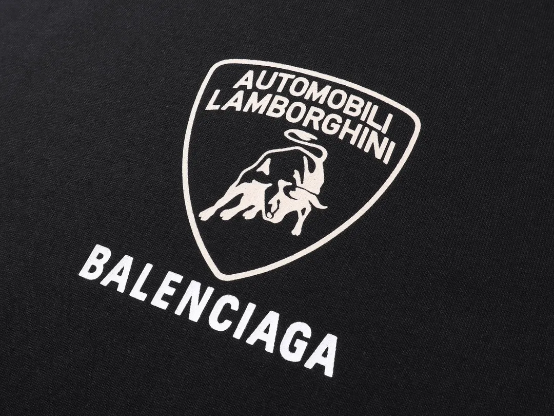🅿️174 Real photos [Top version. Official website quality] BALENCI*GA/Paris co-branded Lamborghini Lamborghini front and back graphic LOGO printed short-sleeved T-shirt # SS25 latest style. Research and development at the first time, different market currencies. Comparisons welcome. The fabric is made of Paris ZP custom-woven and dyed cotton double yarn. Weighing 260 grams, the cloth surface is clean. The cloth pattern is clear, soft and comfortable. The threads are dyed with no color difference. The printing uses imported environmentally friendly glue printing. The pattern letters are clear, three-dimensional and without burrs. Jubie market produces pictures based on pictures. Welcome to compare. The version adopts OS loose shoulder design. Same style for men and women. Code: BL253637 Color: Black Size: XS S M L