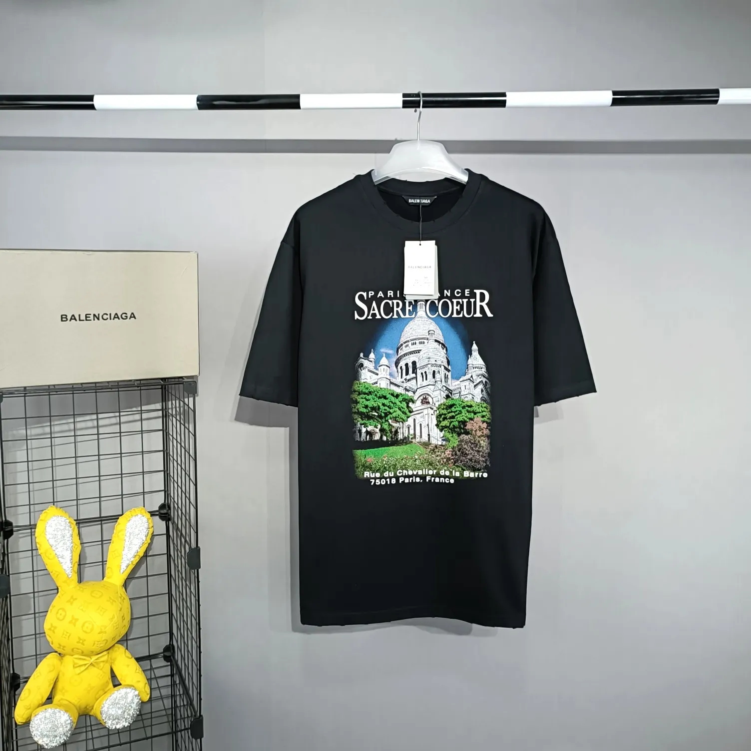 [Top tested version] BALENCIAGA Balenciaga Sacred Heart Garden Castle loose pure cotton short-sleeved T-shirt for men and women. Top quality short-sleeved, each piece has been garment washed, original version, collar, cuffs and hem have distressed rips, collar with cuffs, version dropped shoulder OS version The printing process adopts Kornit Digital 7-color direct printing, which restores the picture quality in high definition. People, trees and buildings are clearly visible and layered. Letter printing details are processed without tooth edges! The cost of front and back printing is enough to buy a box of good cigarettes. The fabric is made of 24S 260g double yarn pure cotton fabric, which is heavy-weight and has full drape. The most important thing is that while ensuring the weight, it can also effectively exert its breathable and breathable effect! Exclusive quality shipment Original fabric Self-adhesive coding Counter tag Size: XS-L Color: Black White P: 290