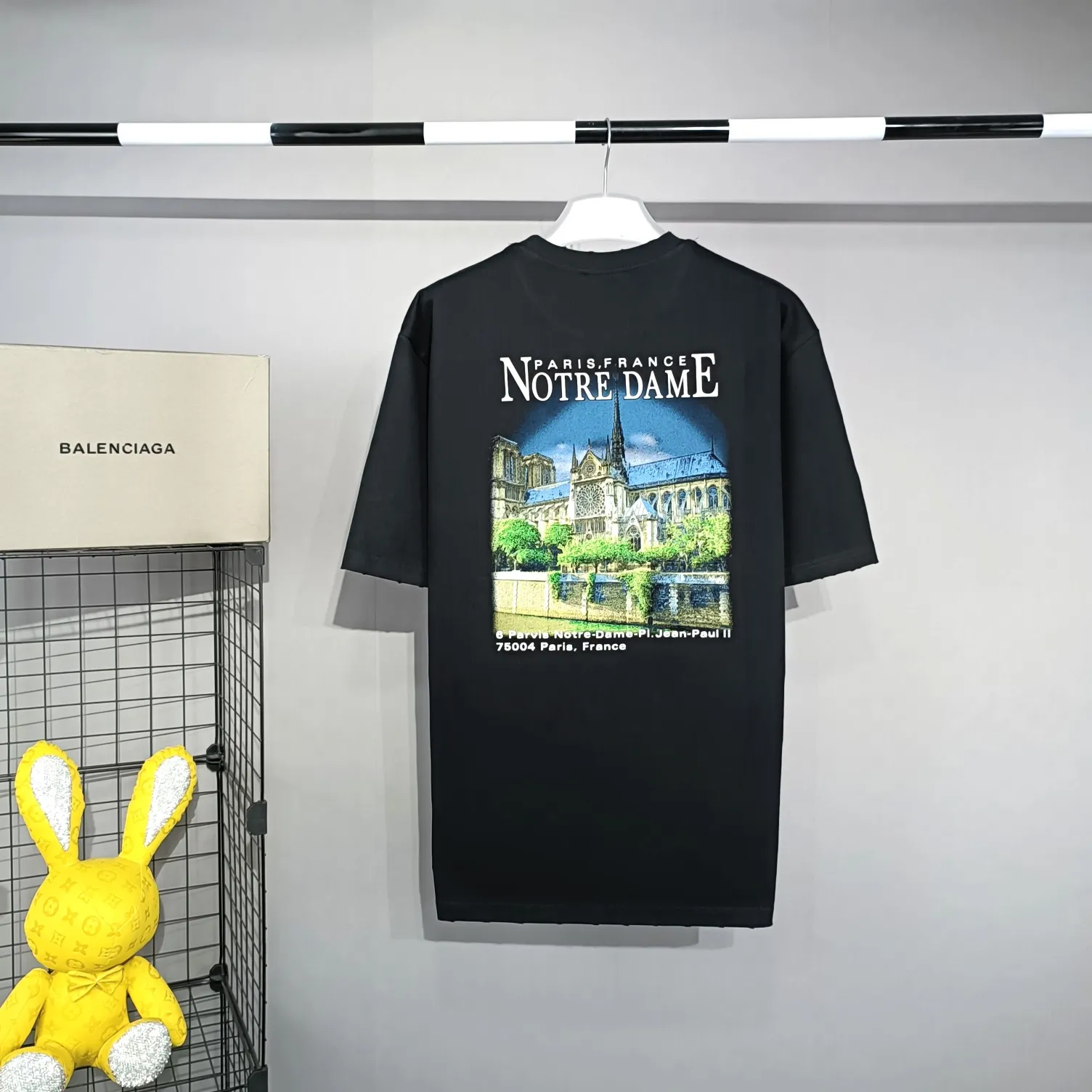 [Top tested version] BALENCIAGA Balenciaga Sacred Heart Garden Castle loose pure cotton short-sleeved T-shirt for men and women. Top quality short-sleeved, each piece has been garment washed, original version, collar, cuffs and hem have distressed rips, collar with cuffs, version dropped shoulder OS version The printing process adopts Kornit Digital 7-color direct printing, which restores the picture quality in high definition. People, trees and buildings are clearly visible and layered. Letter printing details are processed without tooth edges! The cost of front and back printing is enough to buy a box of good cigarettes. The fabric is made of 24S 260g double yarn pure cotton fabric, which is heavy-weight and has full drape. The most important thing is that while ensuring the weight, it can also effectively exert its breathable and breathable effect! Exclusive quality shipment Original fabric Self-adhesive coding Counter tag Size: XS-L Color: Black White P: 290