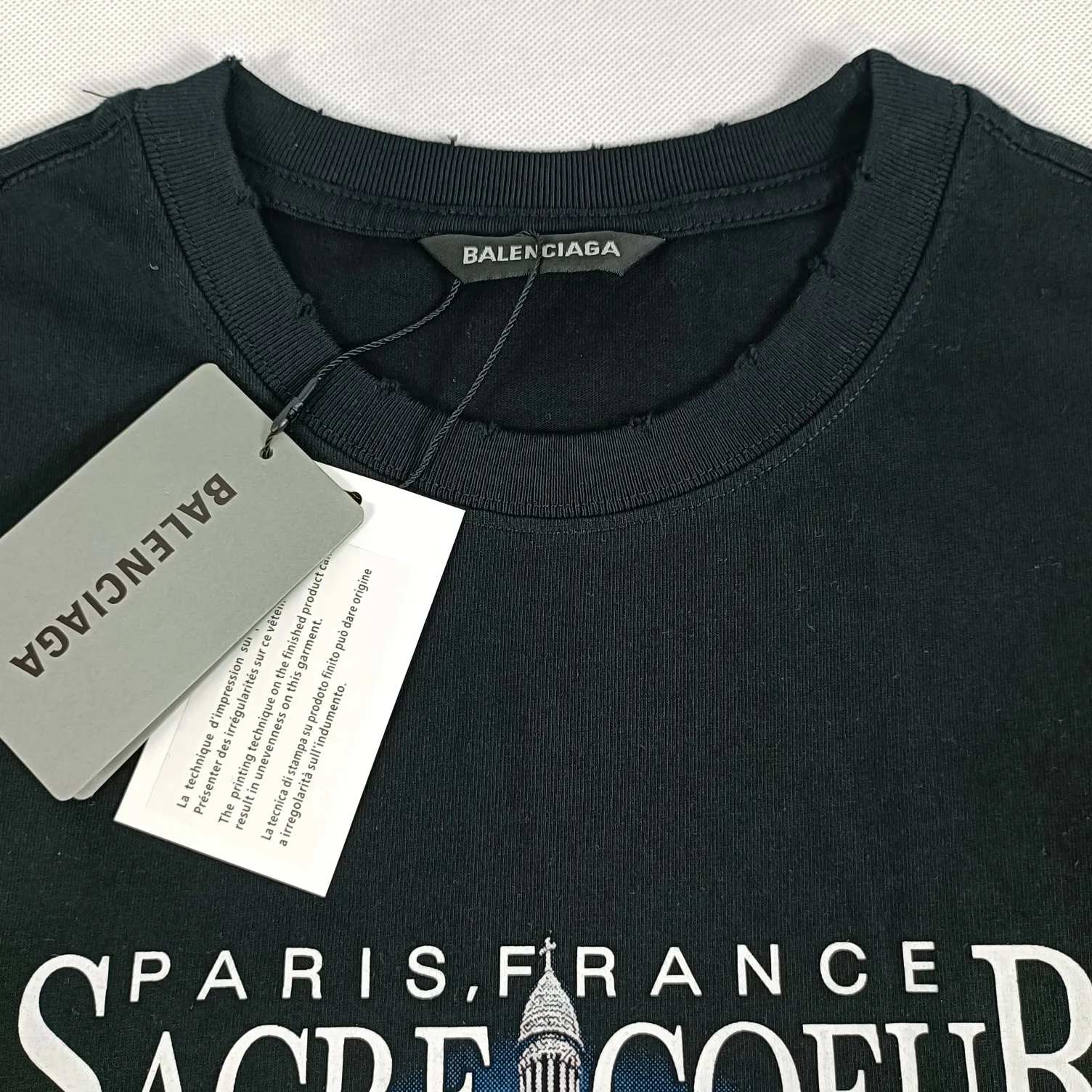[Top tested version] BALENCIAGA Balenciaga Sacred Heart Garden Castle loose pure cotton short-sleeved T-shirt for men and women. Top quality short-sleeved, each piece has been garment washed, original version, collar, cuffs and hem have distressed rips, collar with cuffs, version dropped shoulder OS version The printing process adopts Kornit Digital 7-color direct printing, which restores the picture quality in high definition. People, trees and buildings are clearly visible and layered. Letter printing details are processed without tooth edges! The cost of front and back printing is enough to buy a box of good cigarettes. The fabric is made of 24S 260g double yarn pure cotton fabric, which is heavy-weight and has full drape. The most important thing is that while ensuring the weight, it can also effectively exert its breathable and breathable effect! Exclusive quality shipment Original fabric Self-adhesive coding Counter tag Size: XS-L Color: Black White P: 290