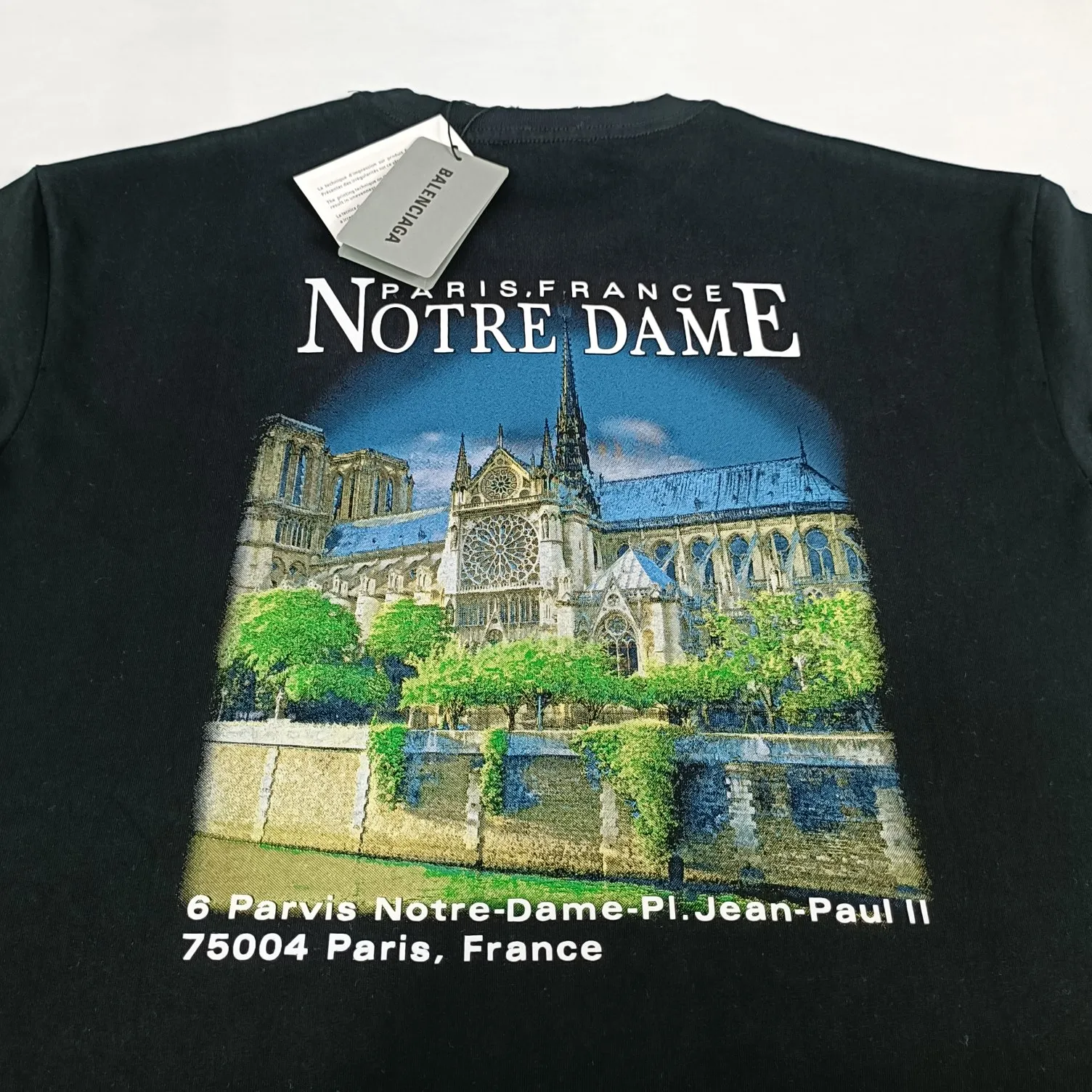 [Top tested version] BALENCIAGA Balenciaga Sacred Heart Garden Castle loose pure cotton short-sleeved T-shirt for men and women. Top quality short-sleeved, each piece has been garment washed, original version, collar, cuffs and hem have distressed rips, collar with cuffs, version dropped shoulder OS version The printing process adopts Kornit Digital 7-color direct printing, which restores the picture quality in high definition. People, trees and buildings are clearly visible and layered. Letter printing details are processed without tooth edges! The cost of front and back printing is enough to buy a box of good cigarettes. The fabric is made of 24S 260g double yarn pure cotton fabric, which is heavy-weight and has full drape. The most important thing is that while ensuring the weight, it can also effectively exert its breathable and breathable effect! Exclusive quality shipment Original fabric Self-adhesive coding Counter tag Size: XS-L Color: Black White P: 290