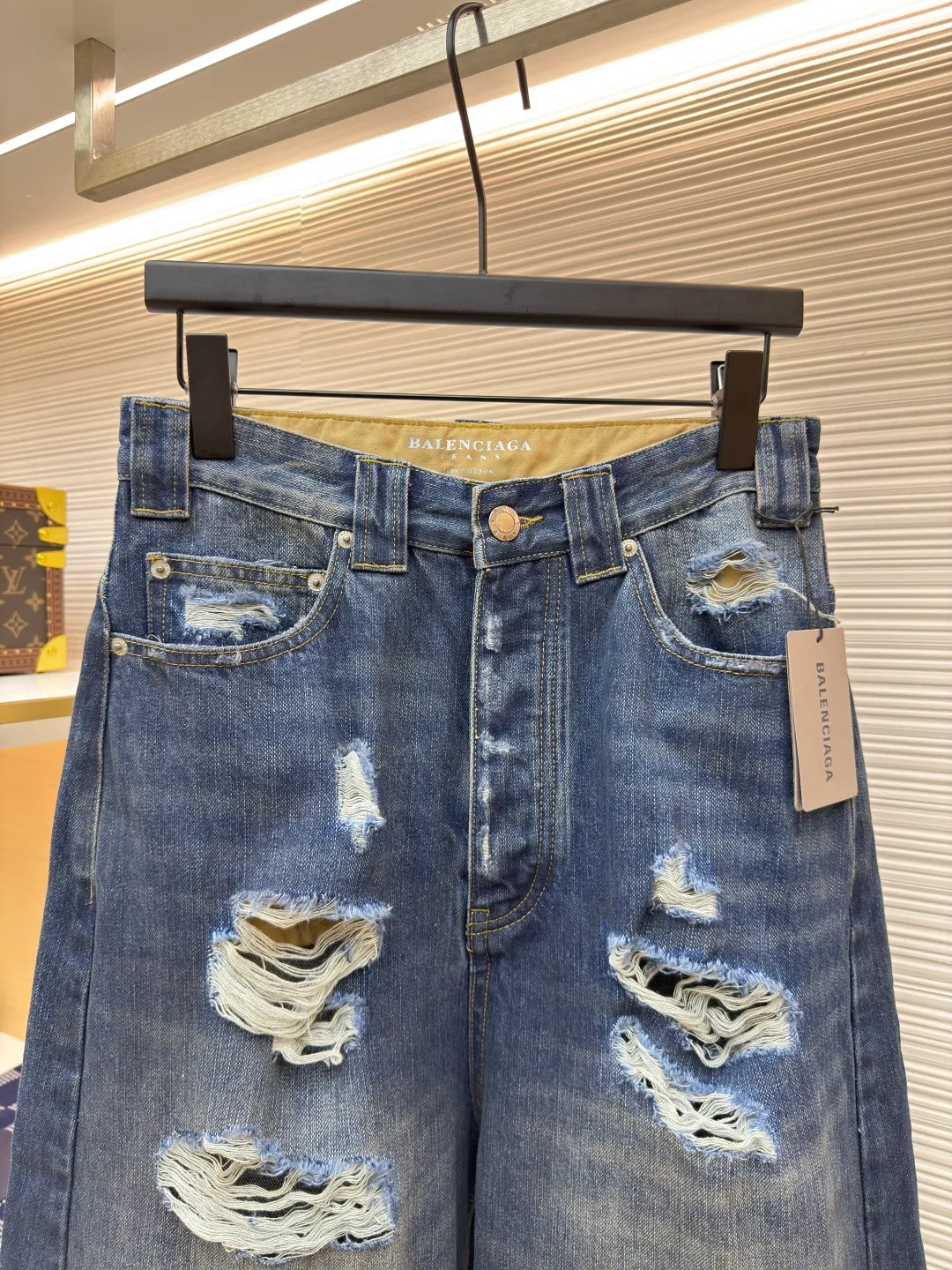 Balenciaga destroyed denim wide-leg pants ●Authentic product: Purchased and developed by 8263 ●Item number: 1680486-A85 ●Fabric: Denim denim fabric ●Technology: Washed and frayed ●Version: Loose version ●Weight: about 885 grams ●Size: XS-S-M ●Description: The fabric is made of high-density pure cotton twill denim material imported from Italy. The narrow-width fabric loses a lot to restore the loose drape feeling. The fabric is washed and depadded first. The washing process needs to be repeated three times to restore the color. Through washing and sanding, the old texture is formed. The color is too natural. Finally, a professional painter is required to paint the transition. Custom-woven and dyed trousers and pocket fabrics. The entire thickness. The material is consistent with YB. The cuts are located and damaged. Purely hand-ground and hand-picked. A complete set of customized accessories. Bronze-colored hardware with flat nails. The overall wiring is straight and delicate, the fabric is comfortable and soft, and the color is consistent without color difference. It can be matched with the same style to create a fashionable look and control various occasions. Customized accessories, complete with three standards, same style for men and women!