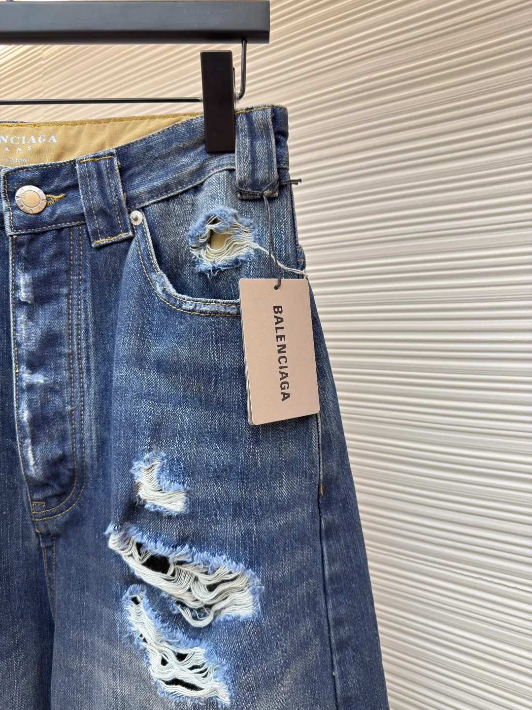 Balenciaga destroyed denim wide-leg pants ●Authentic product: Purchased and developed by 8263 ●Item number: 1680486-A85 ●Fabric: Denim denim fabric ●Technology: Washed and frayed ●Version: Loose version ●Weight: about 885 grams ●Size: XS-S-M ●Description: The fabric is made of high-density pure cotton twill denim material imported from Italy. The narrow-width fabric loses a lot to restore the loose drape feeling. The fabric is washed and depadded first. The washing process needs to be repeated three times to restore the color. Through washing and sanding, the old texture is formed. The color is too natural. Finally, a professional painter is required to paint the transition. Custom-woven and dyed trousers and pocket fabrics. The entire thickness. The material is consistent with YB. The cuts are located and damaged. Purely hand-ground and hand-picked. A complete set of customized accessories. Bronze-colored hardware with flat nails. The overall wiring is straight and delicate, the fabric is comfortable and soft, and the color is consistent without color difference. It can be matched with the same style to create a fashionable look and control various occasions. Customized accessories, complete with three standards, same style for men and women!