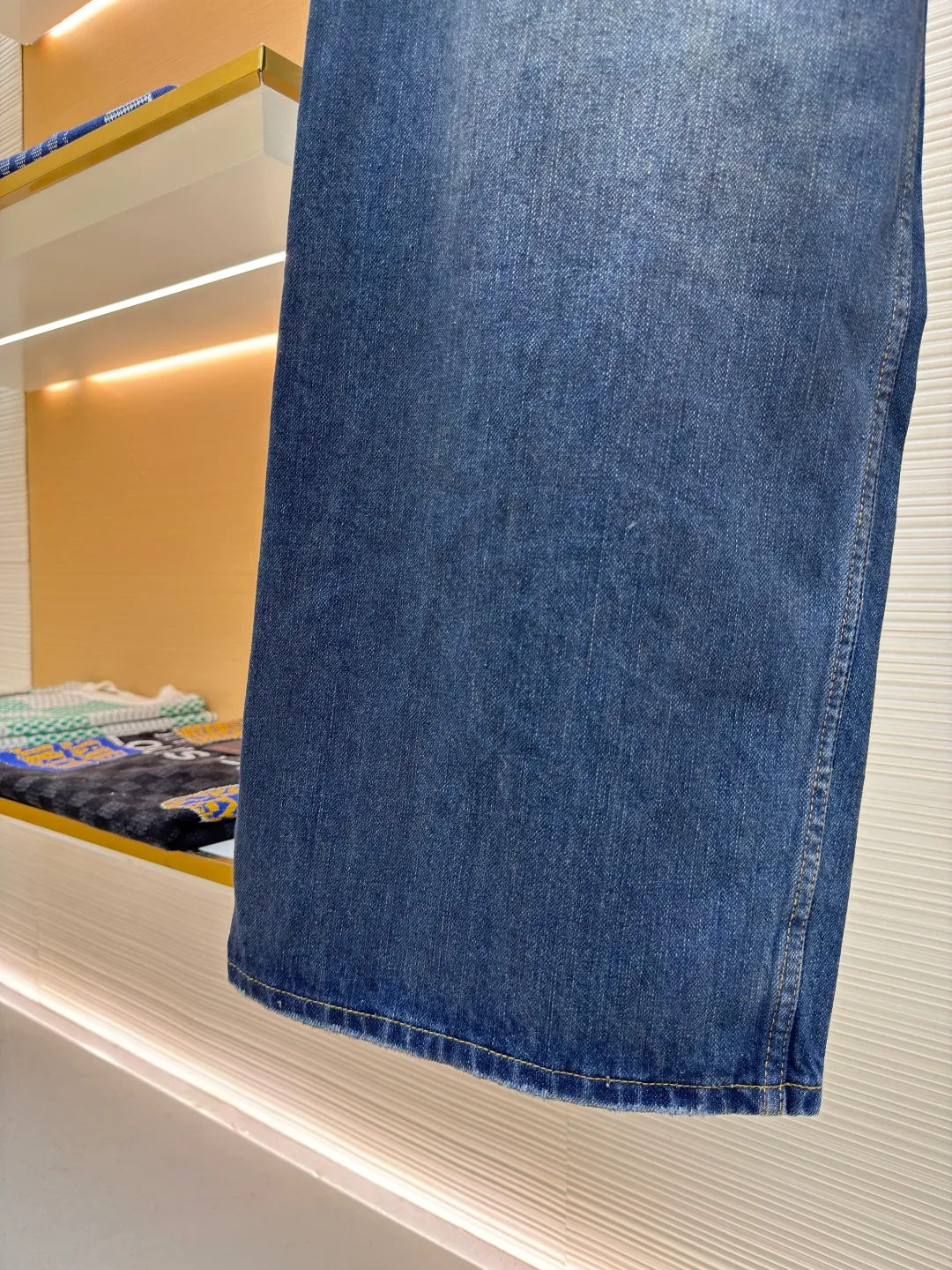 Balenciaga destroyed denim wide-leg pants ●Authentic product: Purchased and developed by 8263 ●Item number: 1680486-A85 ●Fabric: Denim denim fabric ●Technology: Washed and frayed ●Version: Loose version ●Weight: about 885 grams ●Size: XS-S-M ●Description: The fabric is made of high-density pure cotton twill denim material imported from Italy. The narrow-width fabric loses a lot to restore the loose drape feeling. The fabric is washed and depadded first. The washing process needs to be repeated three times to restore the color. Through washing and sanding, the old texture is formed. The color is too natural. Finally, a professional painter is required to paint the transition. Custom-woven and dyed trousers and pocket fabrics. The entire thickness. The material is consistent with YB. The cuts are located and damaged. Purely hand-ground and hand-picked. A complete set of customized accessories. Bronze-colored hardware with flat nails. The overall wiring is straight and delicate, the fabric is comfortable and soft, and the color is consistent without color difference. It can be matched with the same style to create a fashionable look and control various occasions. Customized accessories, complete with three standards, same style for men and women!