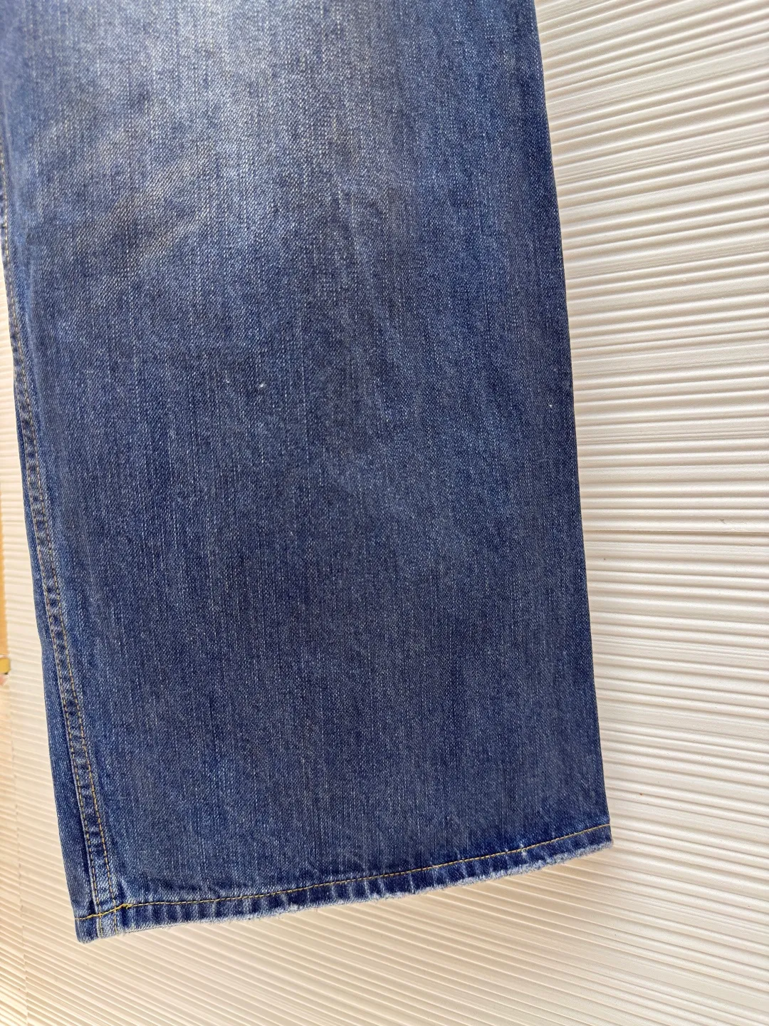 Balenciaga destroyed denim wide-leg pants ●Authentic product: Purchased and developed by 8263 ●Item number: 1680486-A85 ●Fabric: Denim denim fabric ●Technology: Washed and frayed ●Version: Loose version ●Weight: about 885 grams ●Size: XS-S-M ●Description: The fabric is made of high-density pure cotton twill denim material imported from Italy. The narrow-width fabric loses a lot to restore the loose drape feeling. The fabric is washed and depadded first. The washing process needs to be repeated three times to restore the color. Through washing and sanding, the old texture is formed. The color is too natural. Finally, a professional painter is required to paint the transition. Custom-woven and dyed trousers and pocket fabrics. The entire thickness. The material is consistent with YB. The cuts are located and damaged. Purely hand-ground and hand-picked. A complete set of customized accessories. Bronze-colored hardware with flat nails. The overall wiring is straight and delicate, the fabric is comfortable and soft, and the color is consistent without color difference. It can be matched with the same style to create a fashionable look and control various occasions. Customized accessories, complete with three standards, same style for men and women!
