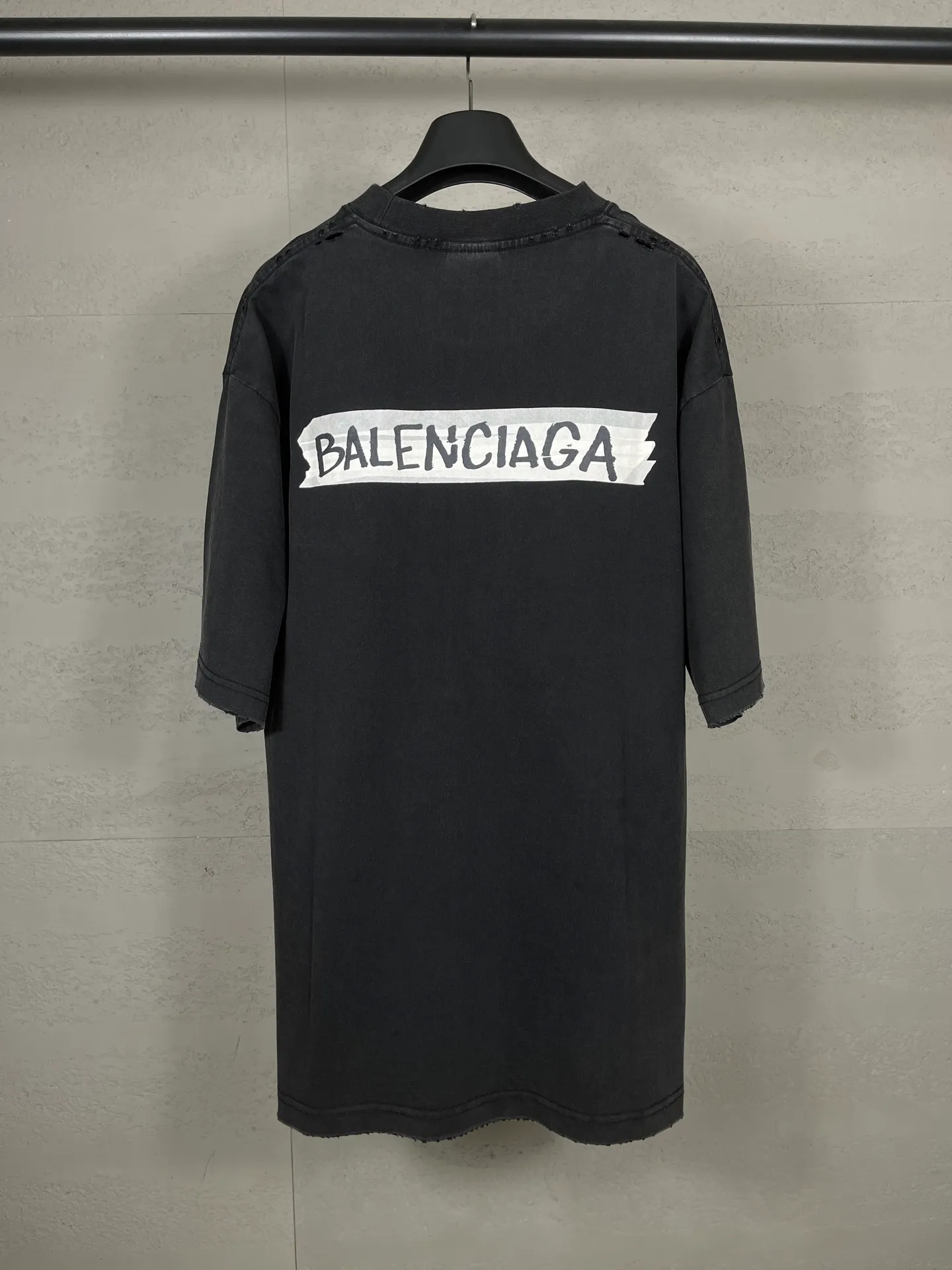 🅿️200 Actual Photos [Top version. Official website quality] BALENCI*GA/Paris.SS26 latest masking tape direct-injection printed ready-to-wear washed and distressed short-sleeved T-shirt. Brick cabinet synchronization. The fabric is made of Paris ZP custom-woven and dyed 100% cotton double yarn compact cotton. The weight is 260 grams, the cloth surface is clean. The cloth pattern is clear, soft and comfortable, and the thread is dyed with no color difference. The tape letter printing is printed with environmentally friendly imported materials. The letters are clear and the effect is three-dimensional. Restored brick cabinet. The garments were washed and aged, and polished by many hands. Produced by ultra-heavy craftsmanship, the market currency is very different, welcome to compare. The version adopts OS loose shoulder design. The same style for men and women. Code: BL253738 Color: Washed black, off-white Size: XS S M L