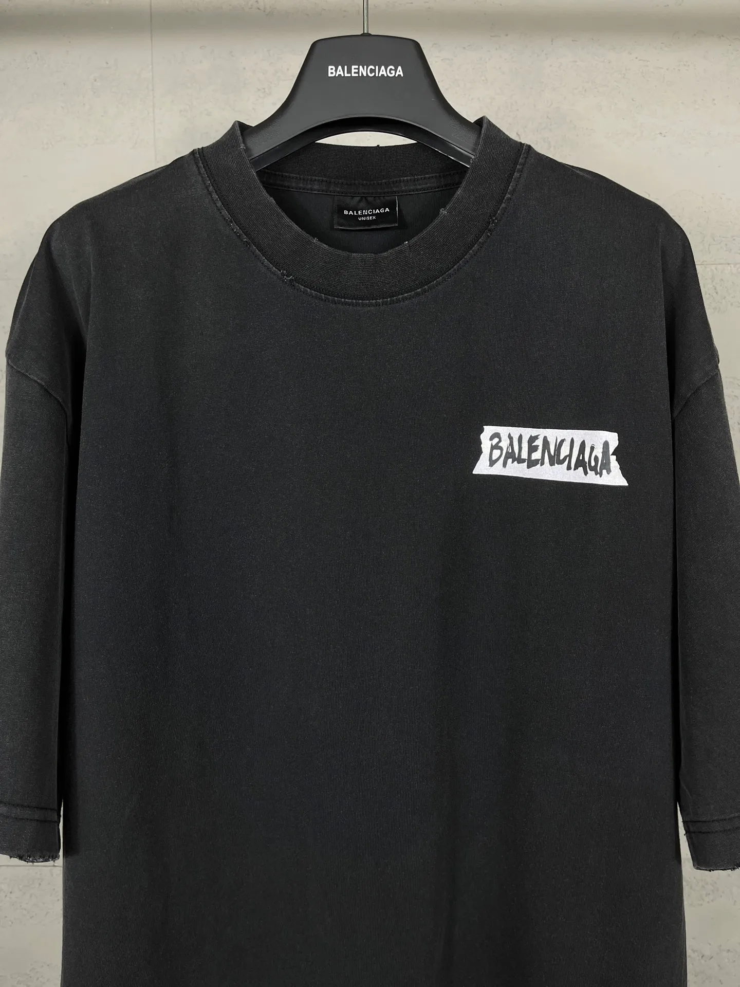 🅿️200 Actual Photos [Top version. Official website quality] BALENCI*GA/Paris.SS26 latest masking tape direct-injection printed ready-to-wear washed and distressed short-sleeved T-shirt. Brick cabinet synchronization. The fabric is made of Paris ZP custom-woven and dyed 100% cotton double yarn compact cotton. The weight is 260 grams, the cloth surface is clean. The cloth pattern is clear, soft and comfortable, and the thread is dyed with no color difference. The tape letter printing is printed with environmentally friendly imported materials. The letters are clear and the effect is three-dimensional. Restored brick cabinet. The garments were washed and aged, and polished by many hands. Produced by ultra-heavy craftsmanship, the market currency is very different, welcome to compare. The version adopts OS loose shoulder design. The same style for men and women. Code: BL253738 Color: Washed black, off-white Size: XS S M L