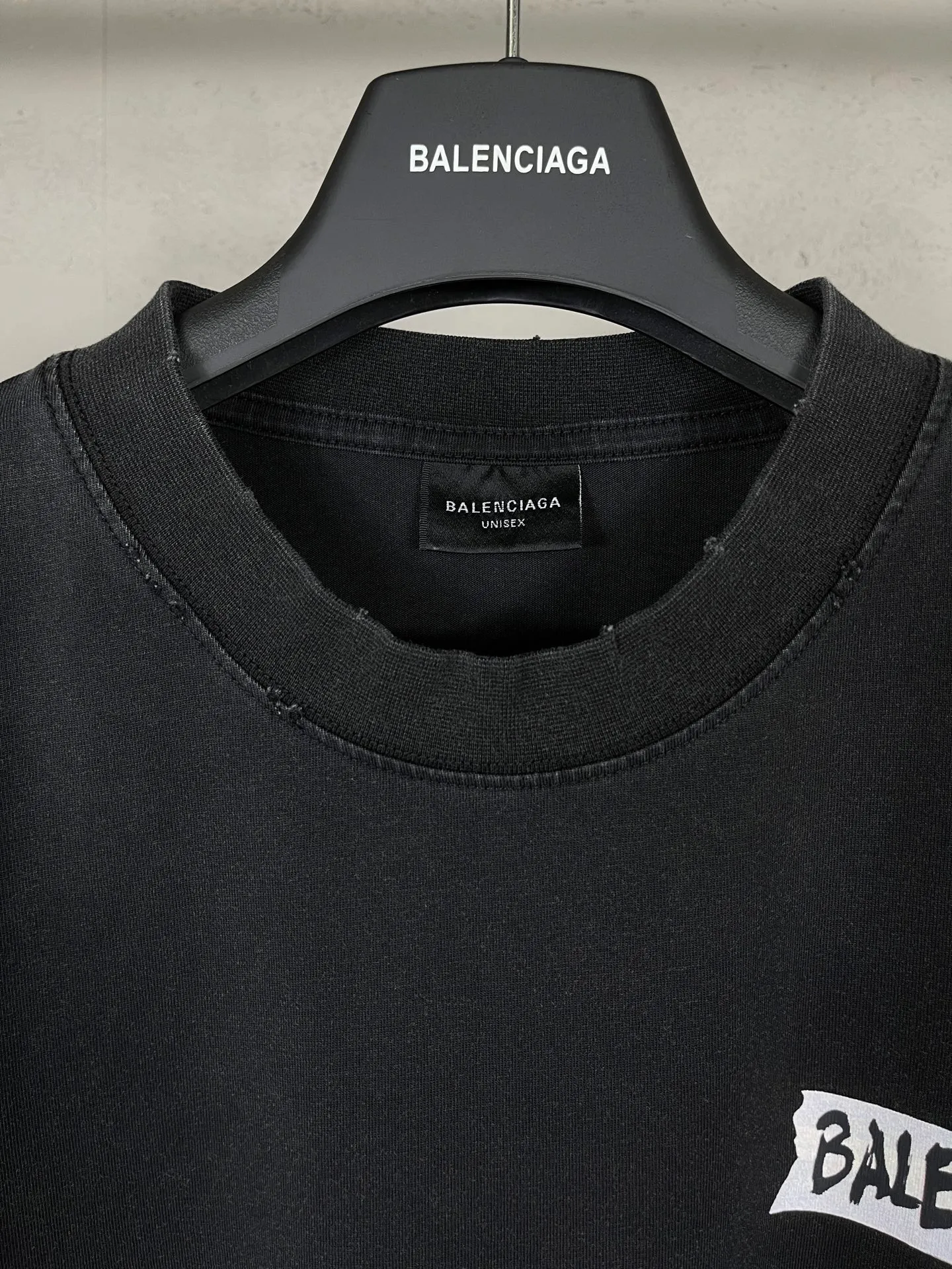 🅿️200 Actual Photos [Top version. Official website quality] BALENCI*GA/Paris.SS26 latest masking tape direct-injection printed ready-to-wear washed and distressed short-sleeved T-shirt. Brick cabinet synchronization. The fabric is made of Paris ZP custom-woven and dyed 100% cotton double yarn compact cotton. The weight is 260 grams, the cloth surface is clean. The cloth pattern is clear, soft and comfortable, and the thread is dyed with no color difference. The tape letter printing is printed with environmentally friendly imported materials. The letters are clear and the effect is three-dimensional. Restored brick cabinet. The garments were washed and aged, and polished by many hands. Produced by ultra-heavy craftsmanship, the market currency is very different, welcome to compare. The version adopts OS loose shoulder design. The same style for men and women. Code: BL253738 Color: Washed black, off-white Size: XS S M L