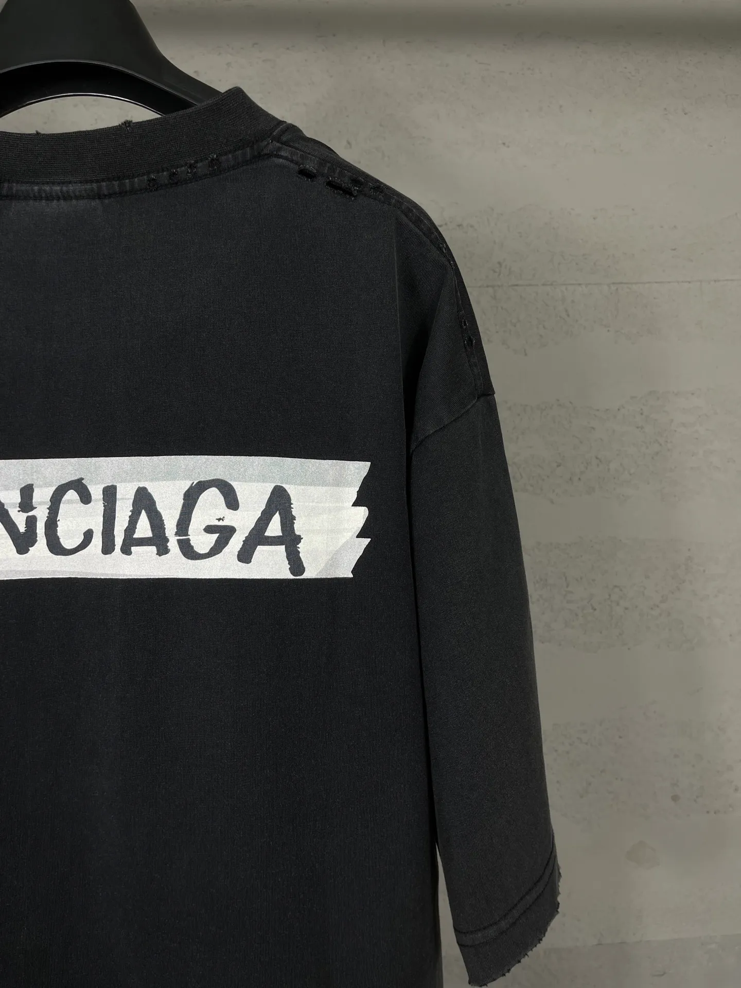 🅿️200 Actual Photos [Top version. Official website quality] BALENCI*GA/Paris.SS26 latest masking tape direct-injection printed ready-to-wear washed and distressed short-sleeved T-shirt. Brick cabinet synchronization. The fabric is made of Paris ZP custom-woven and dyed 100% cotton double yarn compact cotton. The weight is 260 grams, the cloth surface is clean. The cloth pattern is clear, soft and comfortable, and the thread is dyed with no color difference. The tape letter printing is printed with environmentally friendly imported materials. The letters are clear and the effect is three-dimensional. Restored brick cabinet. The garments were washed and aged, and polished by many hands. Produced by ultra-heavy craftsmanship, the market currency is very different, welcome to compare. The version adopts OS loose shoulder design. The same style for men and women. Code: BL253738 Color: Washed black, off-white Size: XS S M L