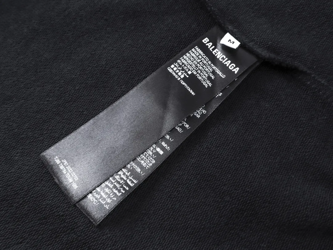 🅿️270 real photos [Top version. Official website quality] BALENCI*GA/Paris. 2024 new style. New LOGO blurry LOGO direct-injection printing ready-made worn-out round-neck sweatshirt, brick cabinet synchronization. Genuine product developed at the first time, happy to print and compare! The fabric is made of Paris ZP custom-woven and dyed cotton sweatshirt. Weighing 460 grams, the cloth surface is clean. The cloth pattern is clear, soft and comfortable. The threads are dyed with no color difference. The classic LOGO is printed using environmentally friendly imported materials, with clear straight-crack pattern letters and a three-dimensional effect. Restored brick cabinet. Ready-made clothes are washed, worn and distressed. Different market currency. Welcome to compare. The version adopts OS loose shoulder design. Same style for men and women. Code: BL235585 Color: Gray Blue Size: XS S L