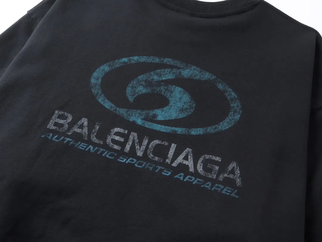 🅿️270 real photos [Top version. Official website quality] BALENCI*GA/Paris. 2024 new style. New LOGO blurry LOGO direct-injection printing ready-made worn-out round-neck sweatshirt, brick cabinet synchronization. Genuine product developed at the first time, happy to print and compare! The fabric is made of Paris ZP custom-woven and dyed cotton sweatshirt. Weighing 460 grams, the cloth surface is clean. The cloth pattern is clear, soft and comfortable. The threads are dyed with no color difference. The classic LOGO is printed using environmentally friendly imported materials, with clear straight-crack pattern letters and a three-dimensional effect. Restored brick cabinet. Ready-made clothes are washed, worn and distressed. Different market currency. Welcome to compare. The version adopts OS loose shoulder design. Same style for men and women. Code: BL235585 Color: Gray Blue Size: XS S L