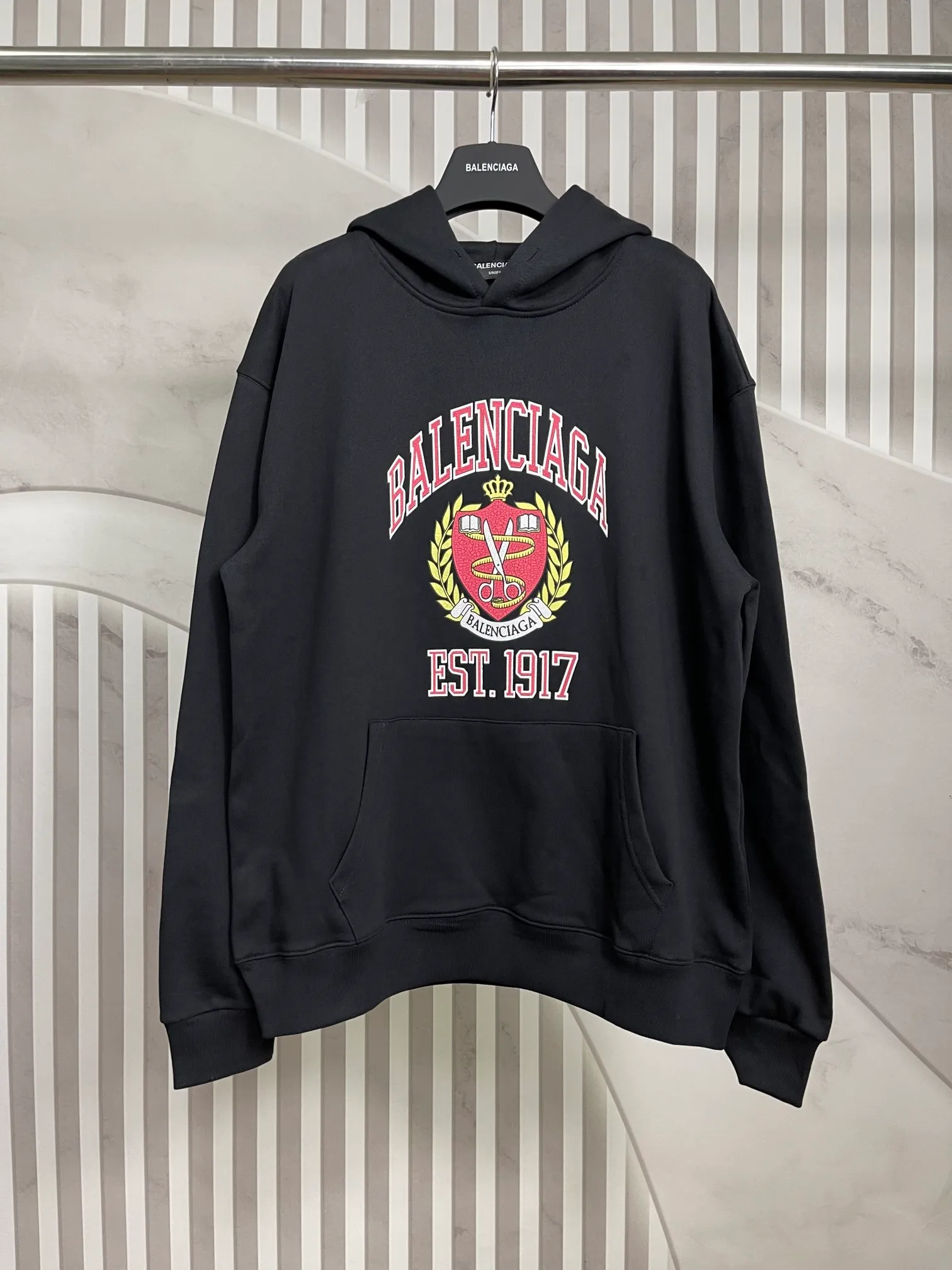 🅿️290 real photos [Top version. Official website quality] BALENCI*GA/Paris. Classic style. SS22 #balenci*ga 1917 shield burst print hooded sweatshirt. Autumn and winter style brick cabinets are synchronized.                       The fabric is made of Paris ZP custom-woven and dyed cotton double-yarn large parka, with a net weight of 450 grams. The cloth surface is clean. The cloth pattern is clear, soft and comfortable. The threads are dyed with no color difference. The classic pattern is printed with environmentally friendly imported materials, precision printing screen, burst pattern printing, clear letters, three-dimensional effect, restoring the brick cabinet. The version adopts OS loose shoulder version, same style for men and women. Coding: BL238090 Color: Black Size: XS S M L