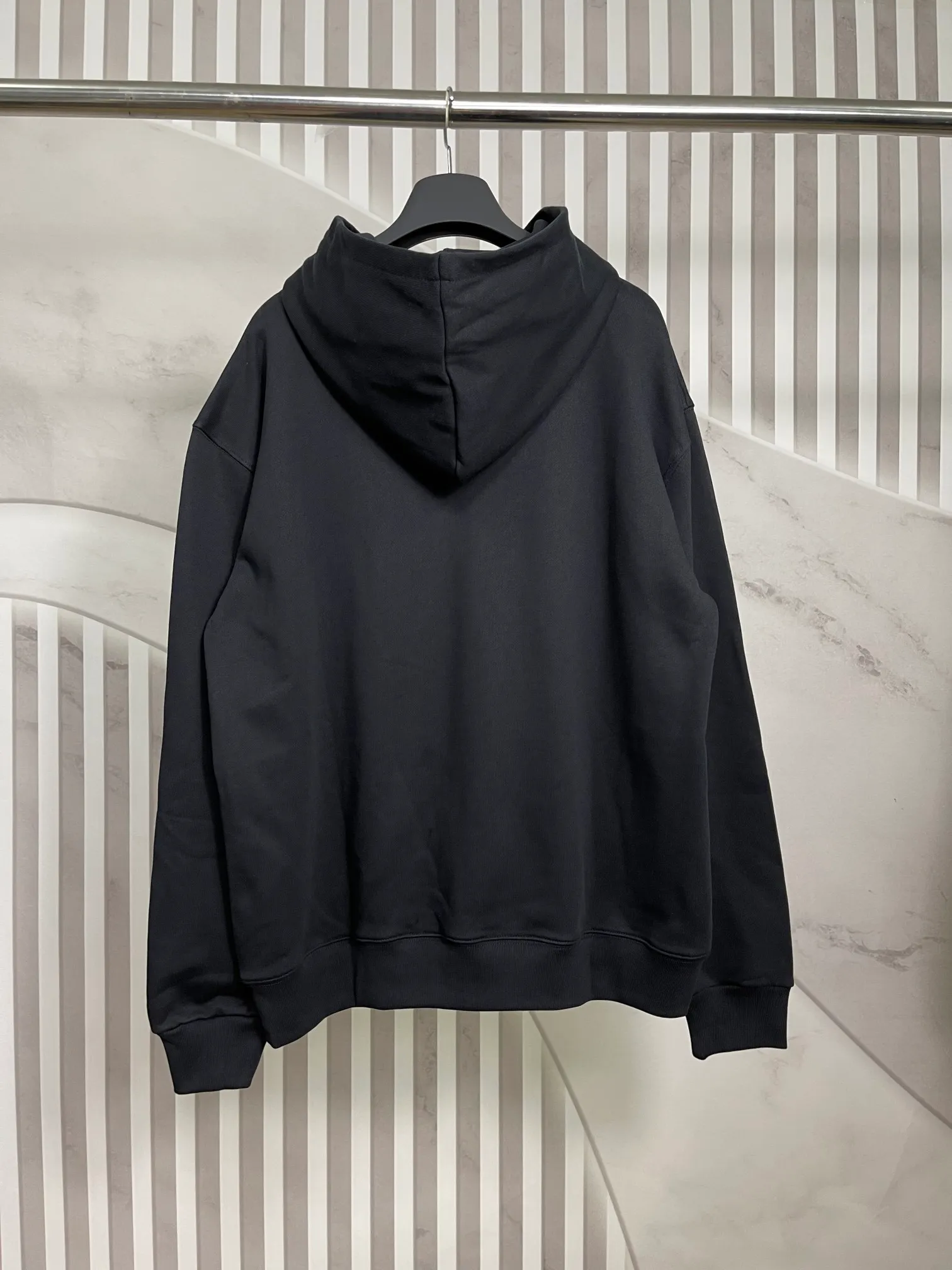🅿️290 real photos [Top version. Official website quality] BALENCI*GA/Paris. Classic style. SS22 #balenci*ga 1917 shield burst print hooded sweatshirt. Autumn and winter style brick cabinets are synchronized.                       The fabric is made of Paris ZP custom-woven and dyed cotton double-yarn large parka, with a net weight of 450 grams. The cloth surface is clean. The cloth pattern is clear, soft and comfortable. The threads are dyed with no color difference. The classic pattern is printed with environmentally friendly imported materials, precision printing screen, burst pattern printing, clear letters, three-dimensional effect, restoring the brick cabinet. The version adopts OS loose shoulder version, same style for men and women. Coding: BL238090 Color: Black Size: XS S M L