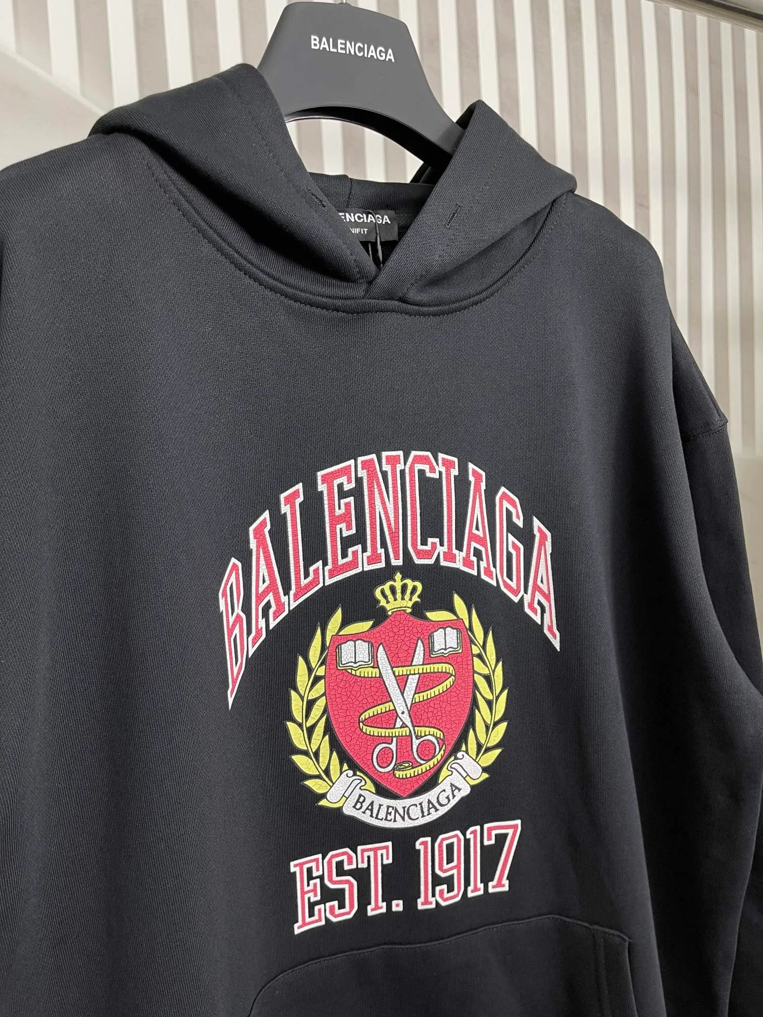 🅿️290 real photos [Top version. Official website quality] BALENCI*GA/Paris. Classic style. SS22 #balenci*ga 1917 shield burst print hooded sweatshirt. Autumn and winter style brick cabinets are synchronized.                       The fabric is made of Paris ZP custom-woven and dyed cotton double-yarn large parka, with a net weight of 450 grams. The cloth surface is clean. The cloth pattern is clear, soft and comfortable. The threads are dyed with no color difference. The classic pattern is printed with environmentally friendly imported materials, precision printing screen, burst pattern printing, clear letters, three-dimensional effect, restoring the brick cabinet. The version adopts OS loose shoulder version, same style for men and women. Coding: BL238090 Color: Black Size: XS S M L