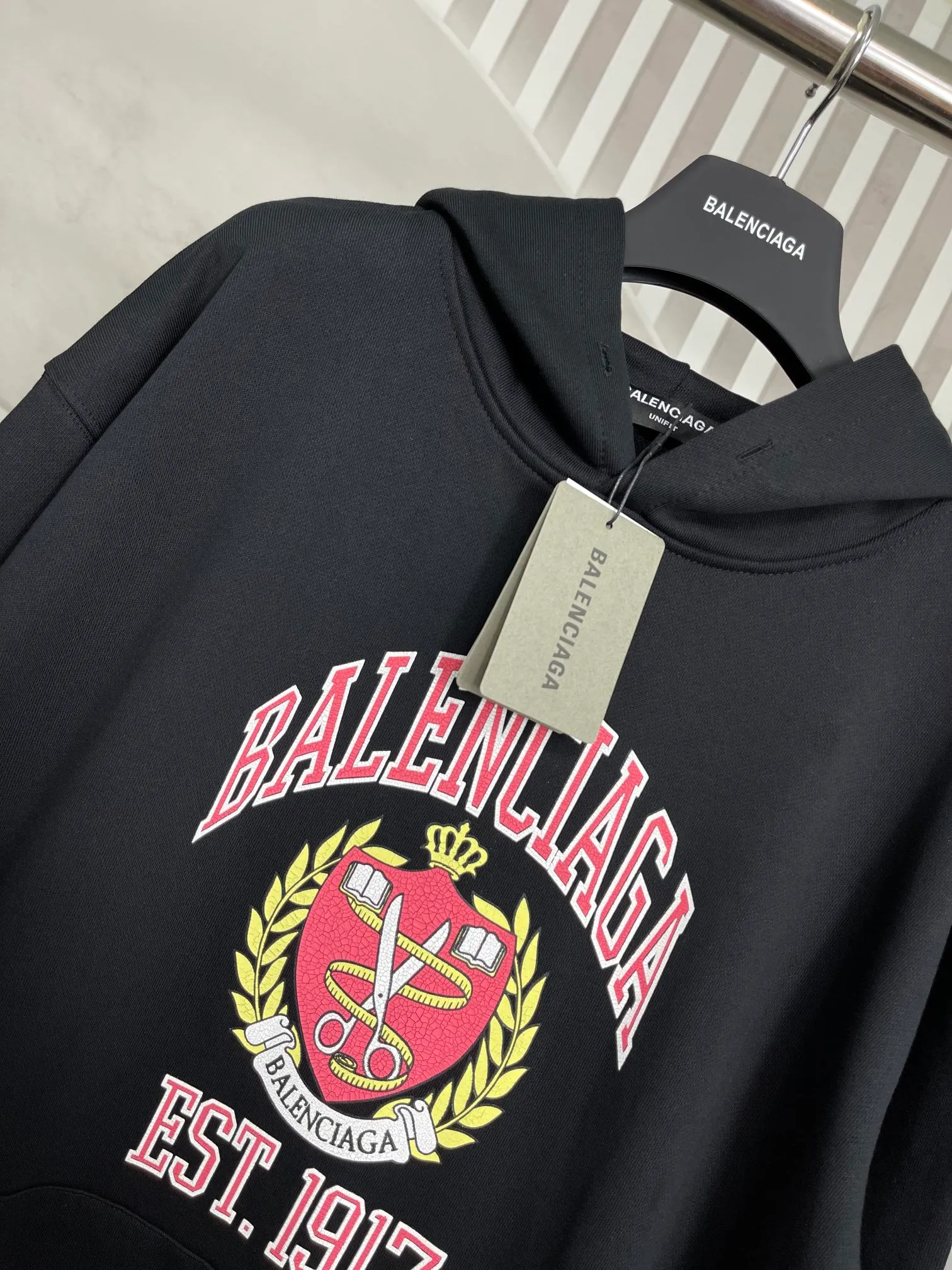 🅿️290 real photos [Top version. Official website quality] BALENCI*GA/Paris. Classic style. SS22 #balenci*ga 1917 shield burst print hooded sweatshirt. Autumn and winter style brick cabinets are synchronized.                       The fabric is made of Paris ZP custom-woven and dyed cotton double-yarn large parka, with a net weight of 450 grams. The cloth surface is clean. The cloth pattern is clear, soft and comfortable. The threads are dyed with no color difference. The classic pattern is printed with environmentally friendly imported materials, precision printing screen, burst pattern printing, clear letters, three-dimensional effect, restoring the brick cabinet. The version adopts OS loose shoulder version, same style for men and women. Coding: BL238090 Color: Black Size: XS S M L