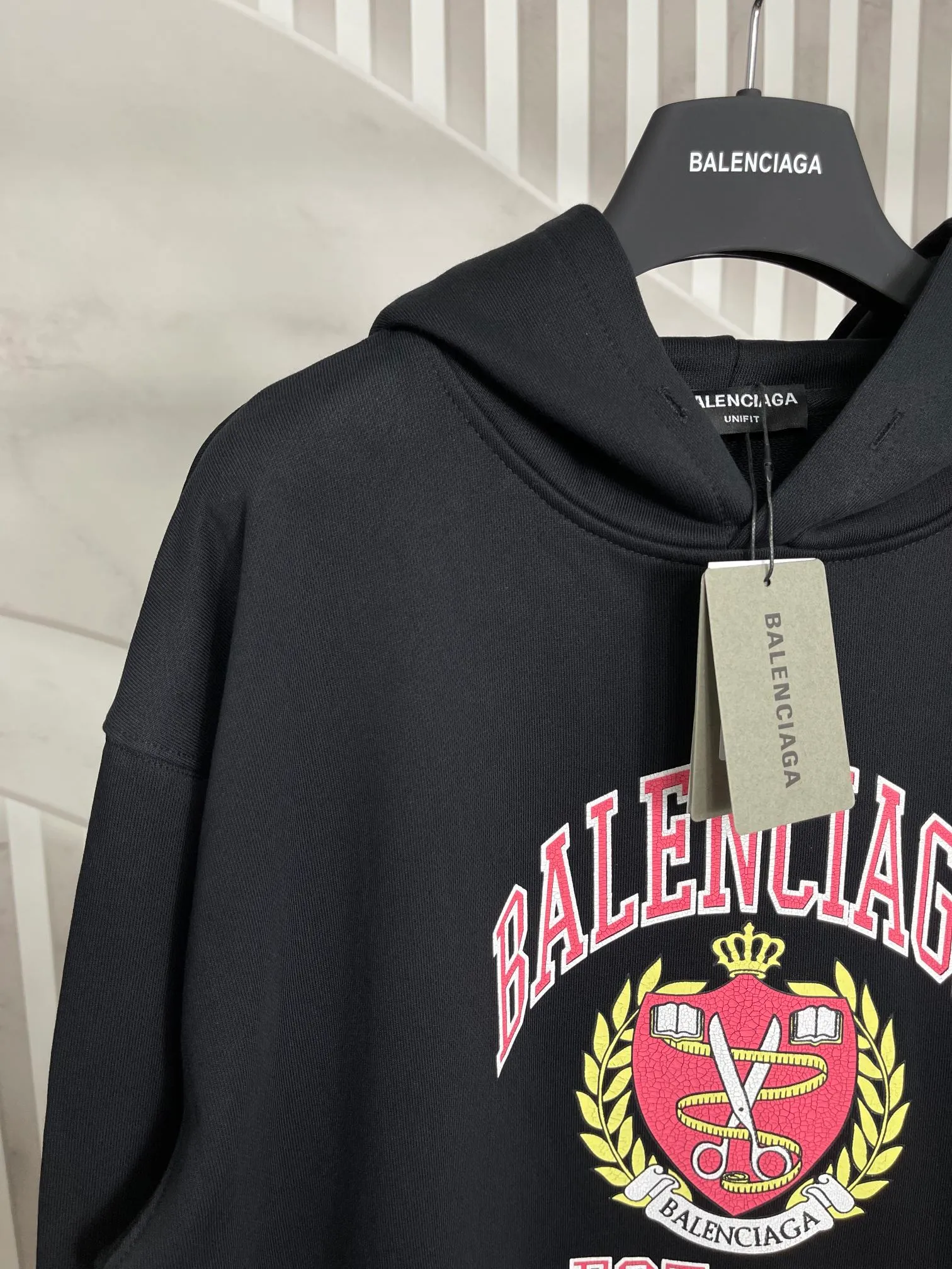 🅿️290 real photos [Top version. Official website quality] BALENCI*GA/Paris. Classic style. SS22 #balenci*ga 1917 shield burst print hooded sweatshirt. Autumn and winter style brick cabinets are synchronized.                       The fabric is made of Paris ZP custom-woven and dyed cotton double-yarn large parka, with a net weight of 450 grams. The cloth surface is clean. The cloth pattern is clear, soft and comfortable. The threads are dyed with no color difference. The classic pattern is printed with environmentally friendly imported materials, precision printing screen, burst pattern printing, clear letters, three-dimensional effect, restoring the brick cabinet. The version adopts OS loose shoulder version, same style for men and women. Coding: BL238090 Color: Black Size: XS S M L