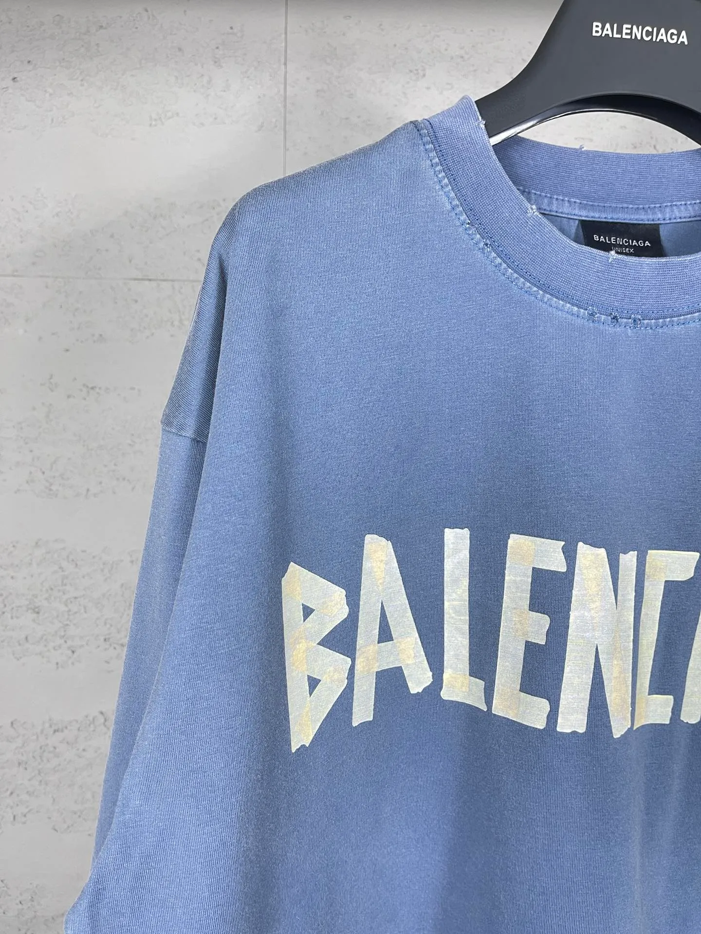 🅿️216 Real photos [Top version. Official website quality] BALENCI*GA/Paris. 23ss latest classic model. Front and rear tape direct printing. Ready-to-wear washed and worn long-sleeved T-shirt. Genuine product developed at the first time, brick cabinet synchronization. Welcome to compare. The fabric is made of Paris ZP custom-woven and dyed 100% cotton with double-yarn compact cotton. The weight is 260 grams. The cloth surface is clean. The cloth pattern is clear, soft and comfortable, and the threads are dyed with no color difference. The classic pattern is directly sprayed by a direct injection machine. Environmentally friendly imported materials, three-dimensional effect. Restored brick cabinet. The garments were washed and aged, and polished by many hands. Produced by ultra-heavy craftsmanship, the market currency is very different, welcome to compare. The version adopts OS loose shoulder design. The same style for men and women. Code: BL225003 Color: dark blue gray, off-white, burgundy, green, black blue, fog blue Size: XS S M L