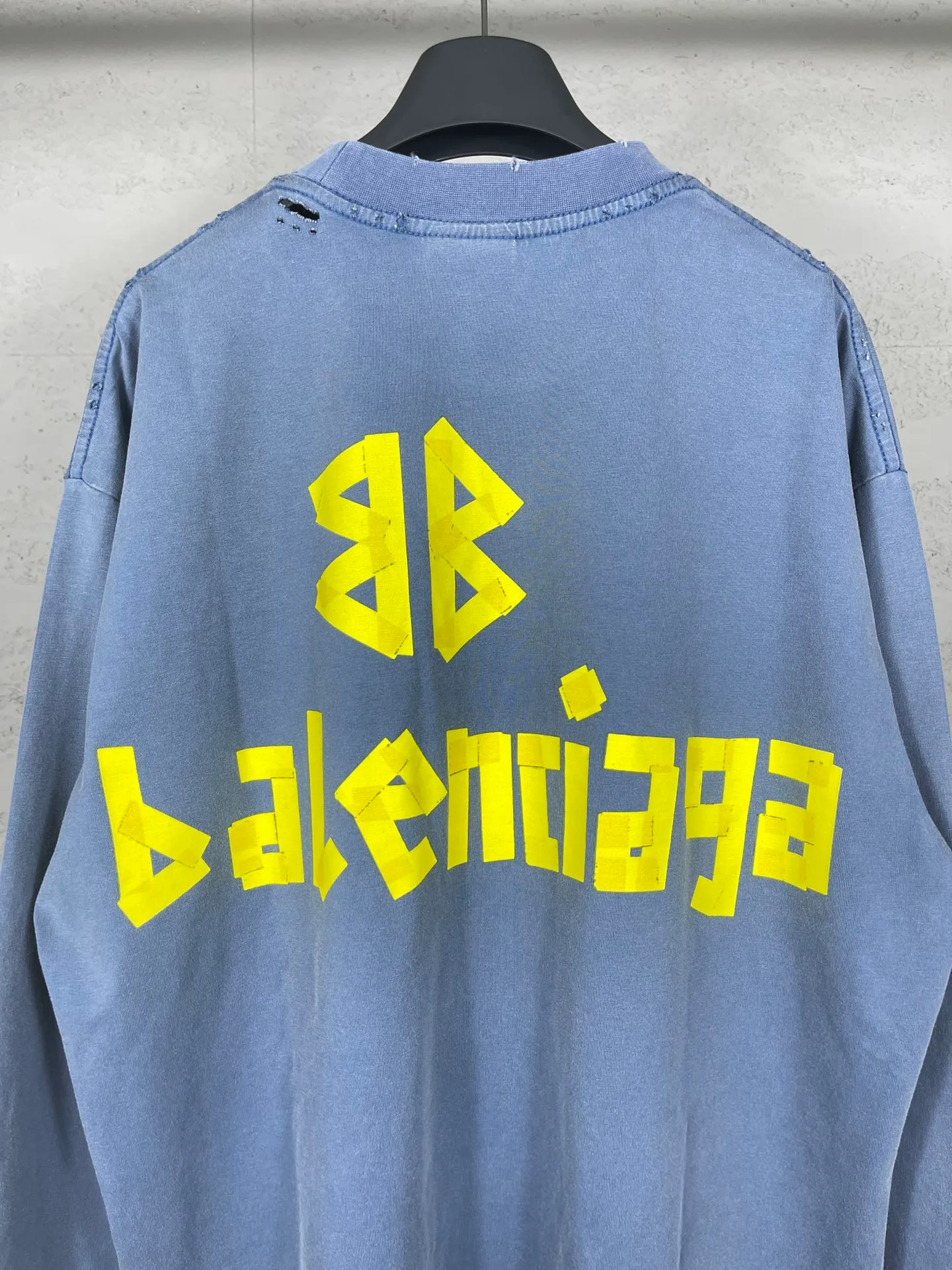 🅿️216 Real photos [Top version. Official website quality] BALENCI*GA/Paris. 23ss latest classic model. Front and rear tape direct printing. Ready-to-wear washed and worn long-sleeved T-shirt. Genuine product developed at the first time, brick cabinet synchronization. Welcome to compare. The fabric is made of Paris ZP custom-woven and dyed 100% cotton with double-yarn compact cotton. The weight is 260 grams. The cloth surface is clean. The cloth pattern is clear, soft and comfortable, and the threads are dyed with no color difference. The classic pattern is directly sprayed by a direct injection machine. Environmentally friendly imported materials, three-dimensional effect. Restored brick cabinet. The garments were washed and aged, and polished by many hands. Produced by ultra-heavy craftsmanship, the market currency is very different, welcome to compare. The version adopts OS loose shoulder design. The same style for men and women. Code: BL225003 Color: dark blue gray, off-white, burgundy, green, black blue, fog blue Size: XS S M L