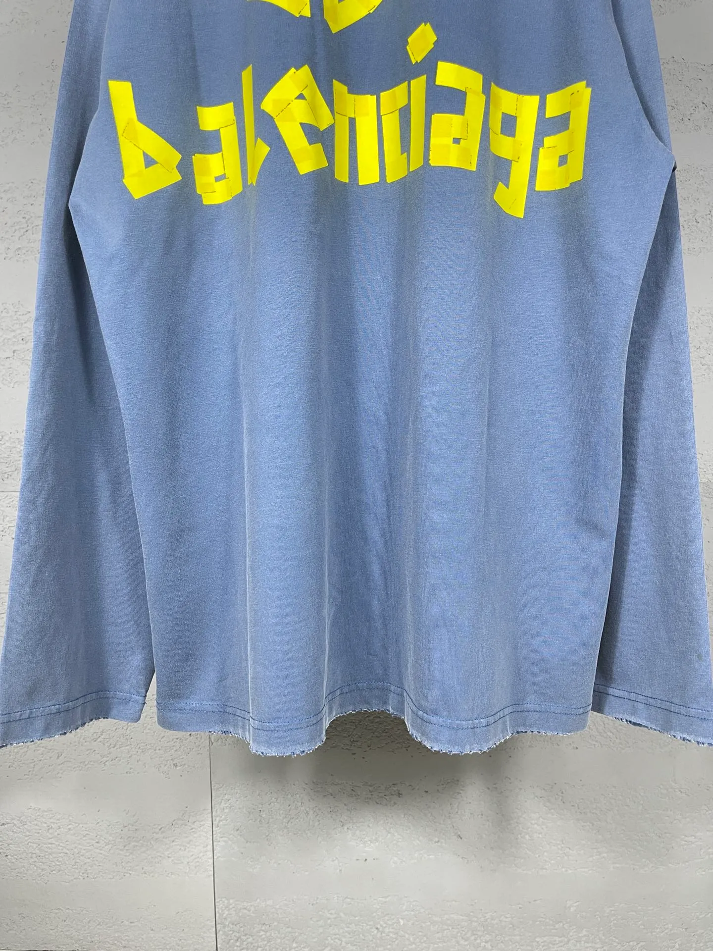 🅿️216 Real photos [Top version. Official website quality] BALENCI*GA/Paris. 23ss latest classic model. Front and rear tape direct printing. Ready-to-wear washed and worn long-sleeved T-shirt. Genuine product developed at the first time, brick cabinet synchronization. Welcome to compare. The fabric is made of Paris ZP custom-woven and dyed 100% cotton with double-yarn compact cotton. The weight is 260 grams. The cloth surface is clean. The cloth pattern is clear, soft and comfortable, and the threads are dyed with no color difference. The classic pattern is directly sprayed by a direct injection machine. Environmentally friendly imported materials, three-dimensional effect. Restored brick cabinet. The garments were washed and aged, and polished by many hands. Produced by ultra-heavy craftsmanship, the market currency is very different, welcome to compare. The version adopts OS loose shoulder design. The same style for men and women. Code: BL225003 Color: dark blue gray, off-white, burgundy, green, black blue, fog blue Size: XS S M L