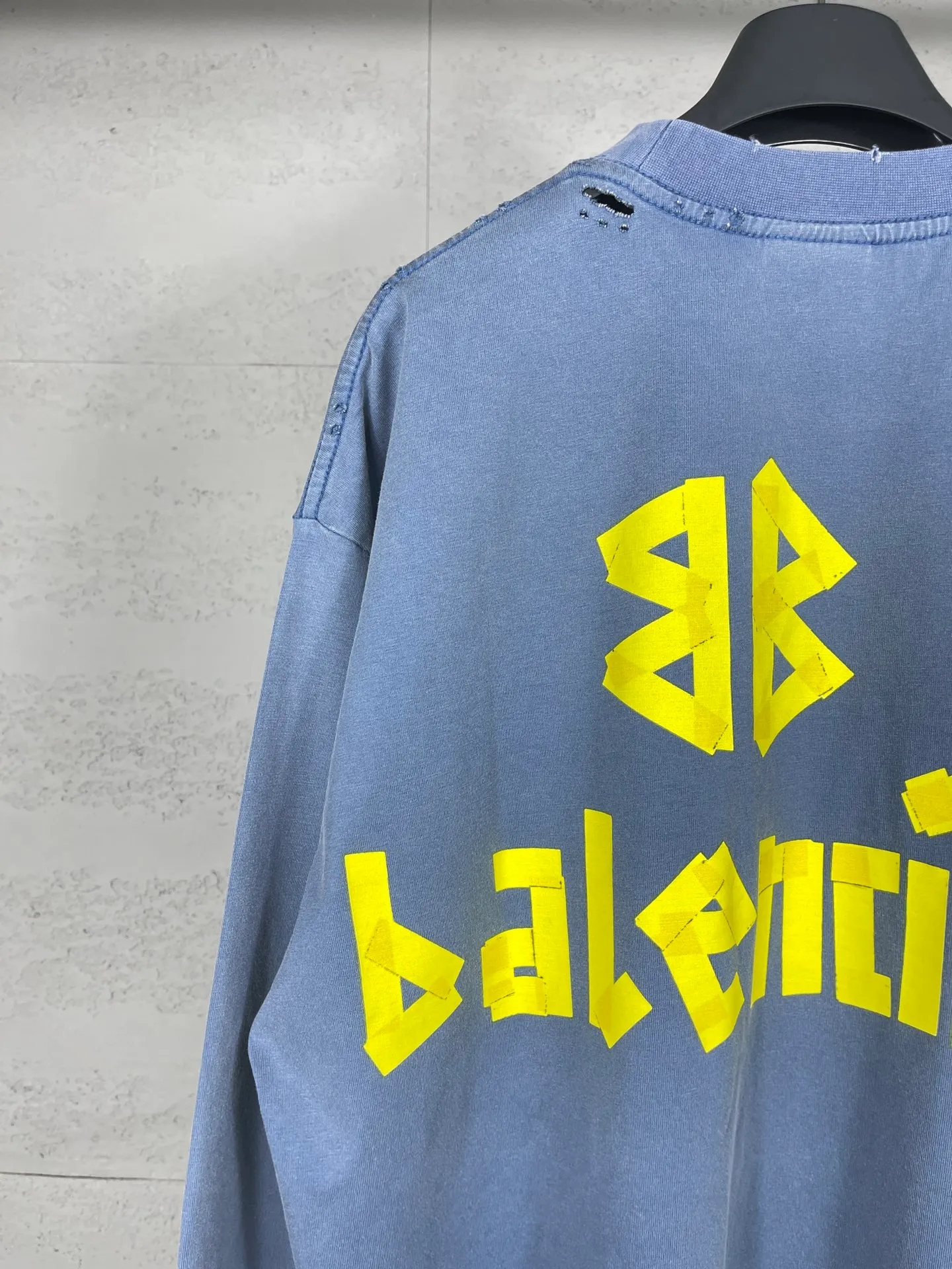 🅿️216 Real photos [Top version. Official website quality] BALENCI*GA/Paris. 23ss latest classic model. Front and rear tape direct printing. Ready-to-wear washed and worn long-sleeved T-shirt. Genuine product developed at the first time, brick cabinet synchronization. Welcome to compare. The fabric is made of Paris ZP custom-woven and dyed 100% cotton with double-yarn compact cotton. The weight is 260 grams. The cloth surface is clean. The cloth pattern is clear, soft and comfortable, and the threads are dyed with no color difference. The classic pattern is directly sprayed by a direct injection machine. Environmentally friendly imported materials, three-dimensional effect. Restored brick cabinet. The garments were washed and aged, and polished by many hands. Produced by ultra-heavy craftsmanship, the market currency is very different, welcome to compare. The version adopts OS loose shoulder design. The same style for men and women. Code: BL225003 Color: dark blue gray, off-white, burgundy, green, black blue, fog blue Size: XS S M L