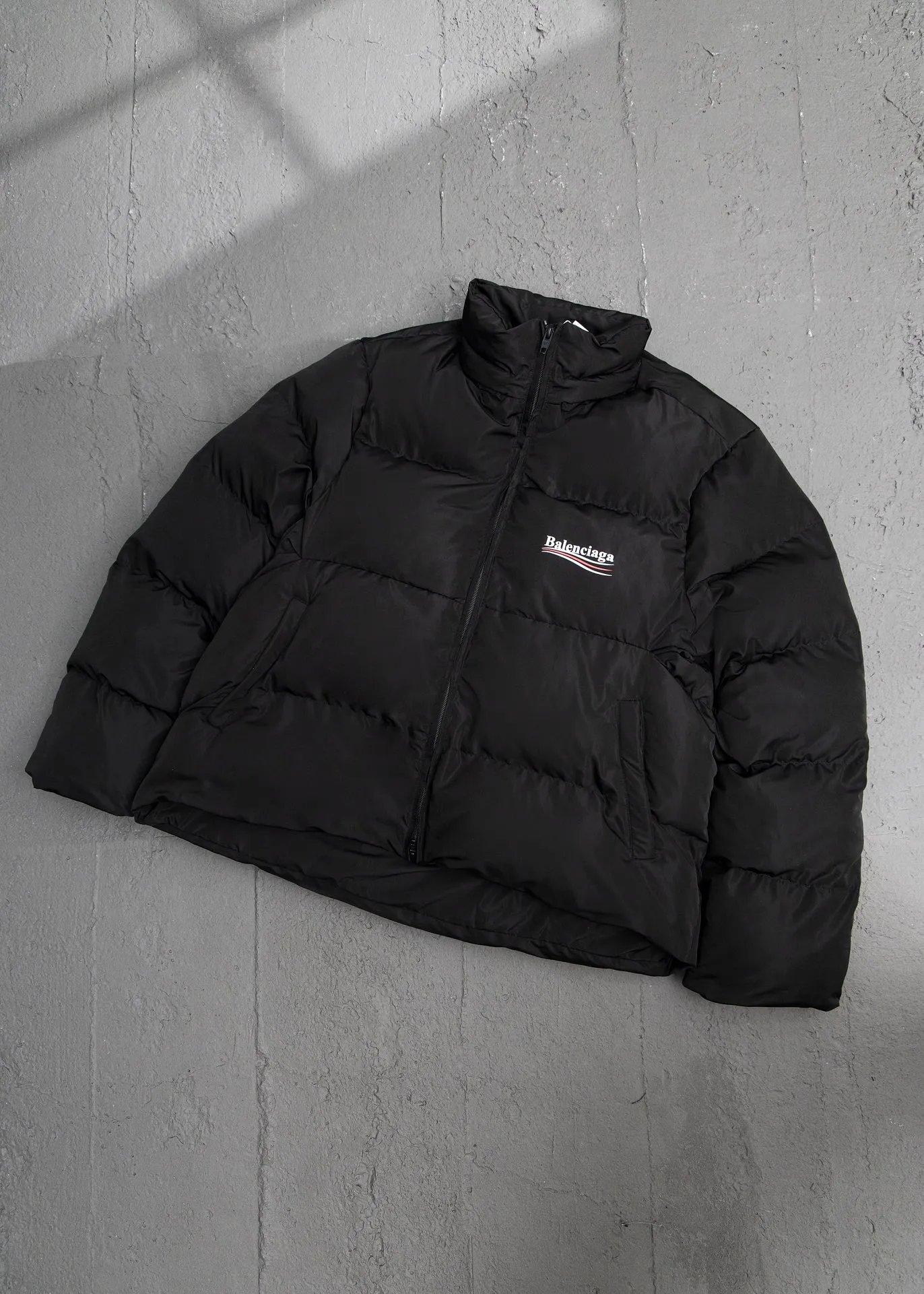 💰700 [Highest Version] Balenciaga / Balenciaga BLCG Classic Coke Wave Printed Cocoon Down Jacket Correct version The surface fabric and lining are made of customized high-density cloud-feel nylon fabric. The fabric has a level 4 water-repellent coating process. The lining is made of double-layer 330 gallbladder and filled with 500 grams of Xinjiang pearl particle cotton. The overall design follows the original short front and long back cocoon design. Invisible zipper hood design. Imported environmentally friendly glue thermosetting ink printing process. Front panel adopts diagonal pocket design, equipped with snap button closure, inner zipper pocket design, mold-customized hardware zipper, original logo four-button mold, mold-customized original air eye, mold-customized original logo double-hole limit buckle, original main mark, washed tag brand packaging, color: black, size: 46/48/50/52, size chart: Front length, bust, shoulder width, sleeve length 46: 65 130 48 64 48： 67 134 49 66 50： 69 138 50 68 52： 70 141 52 70 Note: There is a difference of 1~2CM due to manual measurement