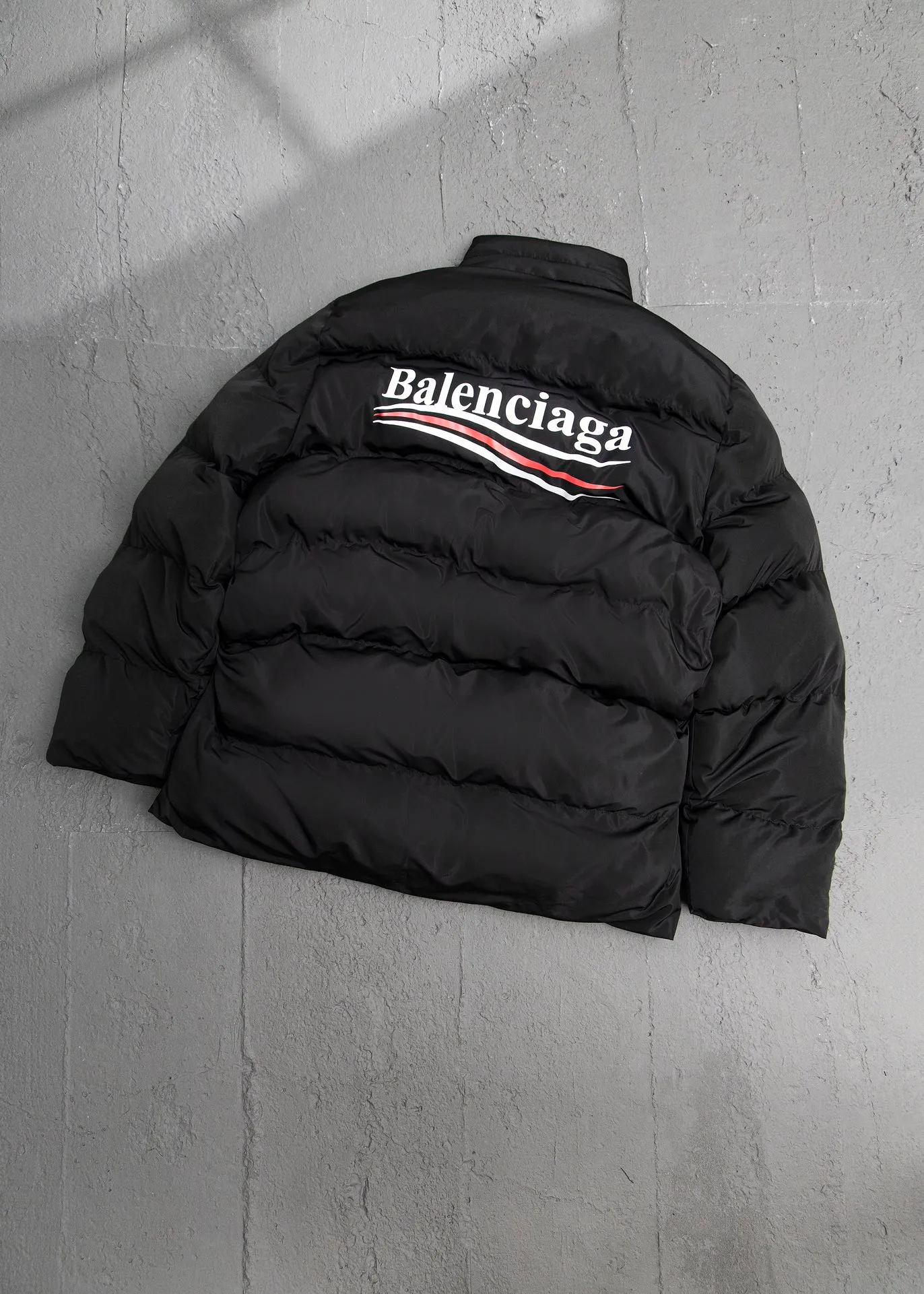 💰700 [Highest Version] Balenciaga / Balenciaga BLCG Classic Coke Wave Printed Cocoon Down Jacket Correct version The surface fabric and lining are made of customized high-density cloud-feel nylon fabric. The fabric has a level 4 water-repellent coating process. The lining is made of double-layer 330 gallbladder and filled with 500 grams of Xinjiang pearl particle cotton. The overall design follows the original short front and long back cocoon design. Invisible zipper hood design. Imported environmentally friendly glue thermosetting ink printing process. Front panel adopts diagonal pocket design, equipped with snap button closure, inner zipper pocket design, mold-customized hardware zipper, original logo four-button mold, mold-customized original air eye, mold-customized original logo double-hole limit buckle, original main mark, washed tag brand packaging, color: black, size: 46/48/50/52, size chart: Front length, bust, shoulder width, sleeve length 46: 65 130 48 64 48： 67 134 49 66 50： 69 138 50 68 52： 70 141 52 70 Note: There is a difference of 1~2CM due to manual measurement