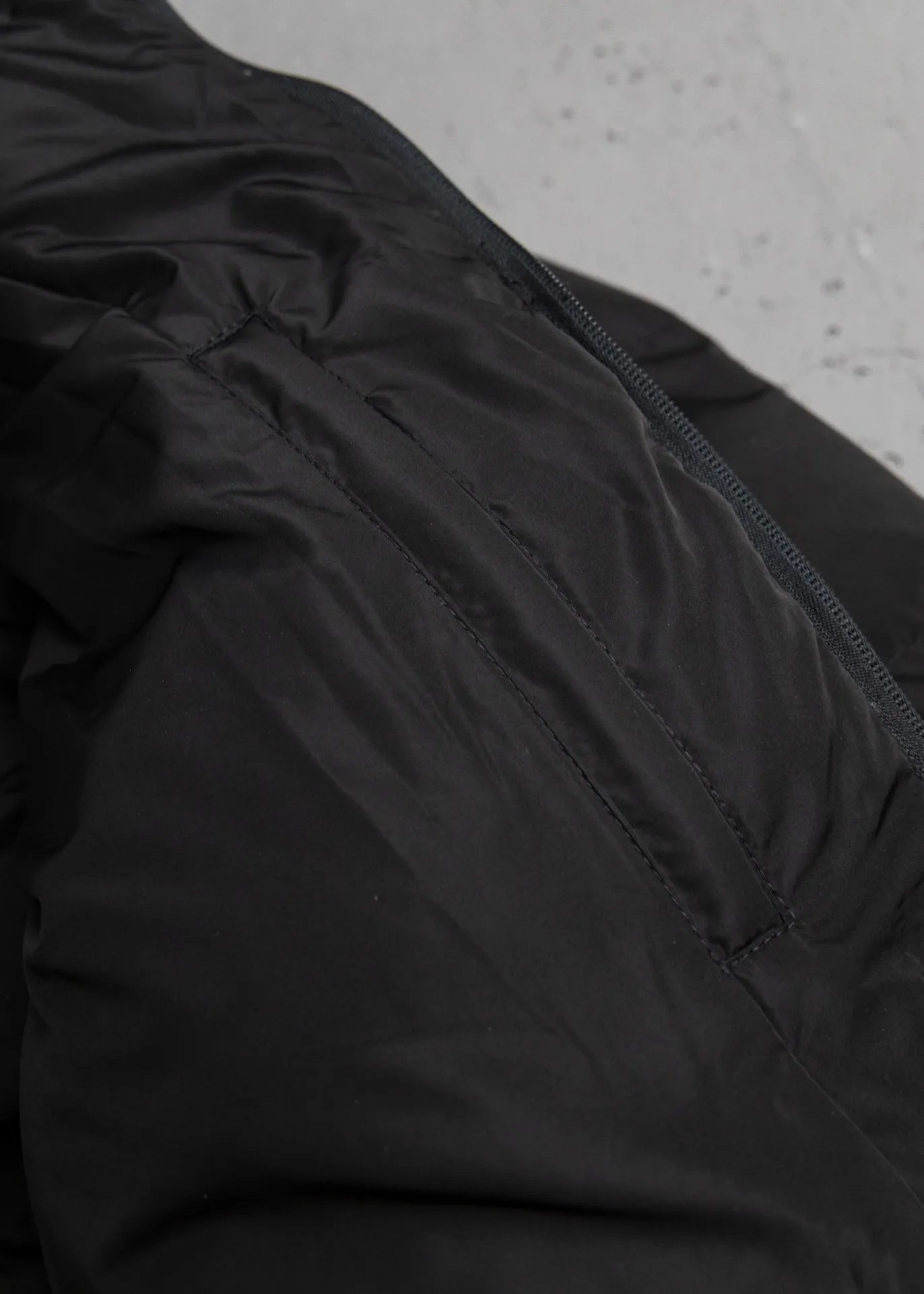 💰700 [Highest Version] Balenciaga / Balenciaga BLCG Classic Coke Wave Printed Cocoon Down Jacket Correct version The surface fabric and lining are made of customized high-density cloud-feel nylon fabric. The fabric has a level 4 water-repellent coating process. The lining is made of double-layer 330 gallbladder and filled with 500 grams of Xinjiang pearl particle cotton. The overall design follows the original short front and long back cocoon design. Invisible zipper hood design. Imported environmentally friendly glue thermosetting ink printing process. Front panel adopts diagonal pocket design, equipped with snap button closure, inner zipper pocket design, mold-customized hardware zipper, original logo four-button mold, mold-customized original air eye, mold-customized original logo double-hole limit buckle, original main mark, washed tag brand packaging, color: black, size: 46/48/50/52, size chart: Front length, bust, shoulder width, sleeve length 46: 65 130 48 64 48： 67 134 49 66 50： 69 138 50 68 52： 70 141 52 70 Note: There is a difference of 1~2CM due to manual measurement