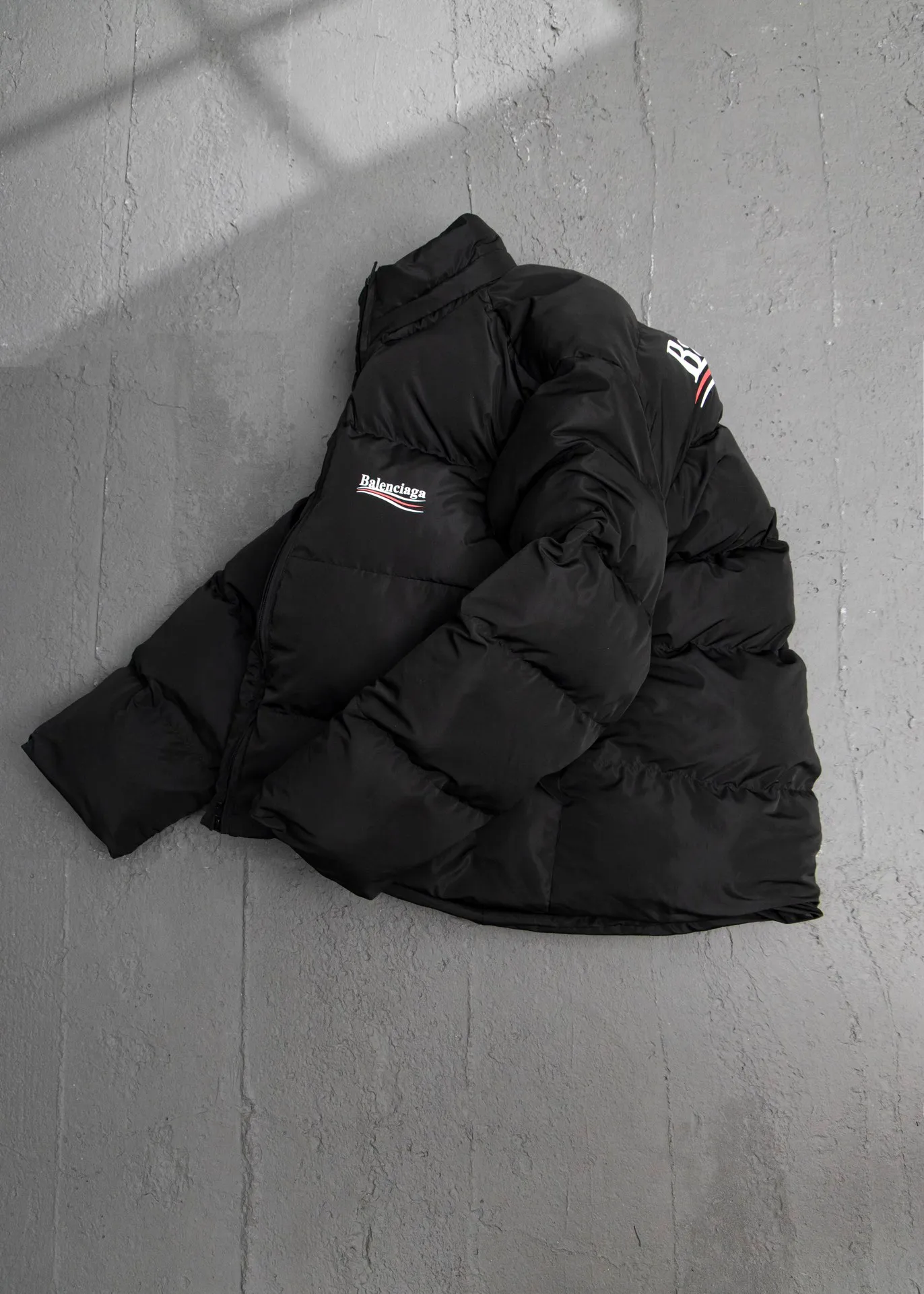 💰700 [Highest Version] Balenciaga / Balenciaga BLCG Classic Coke Wave Printed Cocoon Down Jacket Correct version The surface fabric and lining are made of customized high-density cloud-feel nylon fabric. The fabric has a level 4 water-repellent coating process. The lining is made of double-layer 330 gallbladder and filled with 500 grams of Xinjiang pearl particle cotton. The overall design follows the original short front and long back cocoon design. Invisible zipper hood design. Imported environmentally friendly glue thermosetting ink printing process. Front panel adopts diagonal pocket design, equipped with snap button closure, inner zipper pocket design, mold-customized hardware zipper, original logo four-button mold, mold-customized original air eye, mold-customized original logo double-hole limit buckle, original main mark, washed tag brand packaging, color: black, size: 46/48/50/52, size chart: Front length, bust, shoulder width, sleeve length 46: 65 130 48 64 48： 67 134 49 66 50： 69 138 50 68 52： 70 141 52 70 Note: There is a difference of 1~2CM due to manual measurement