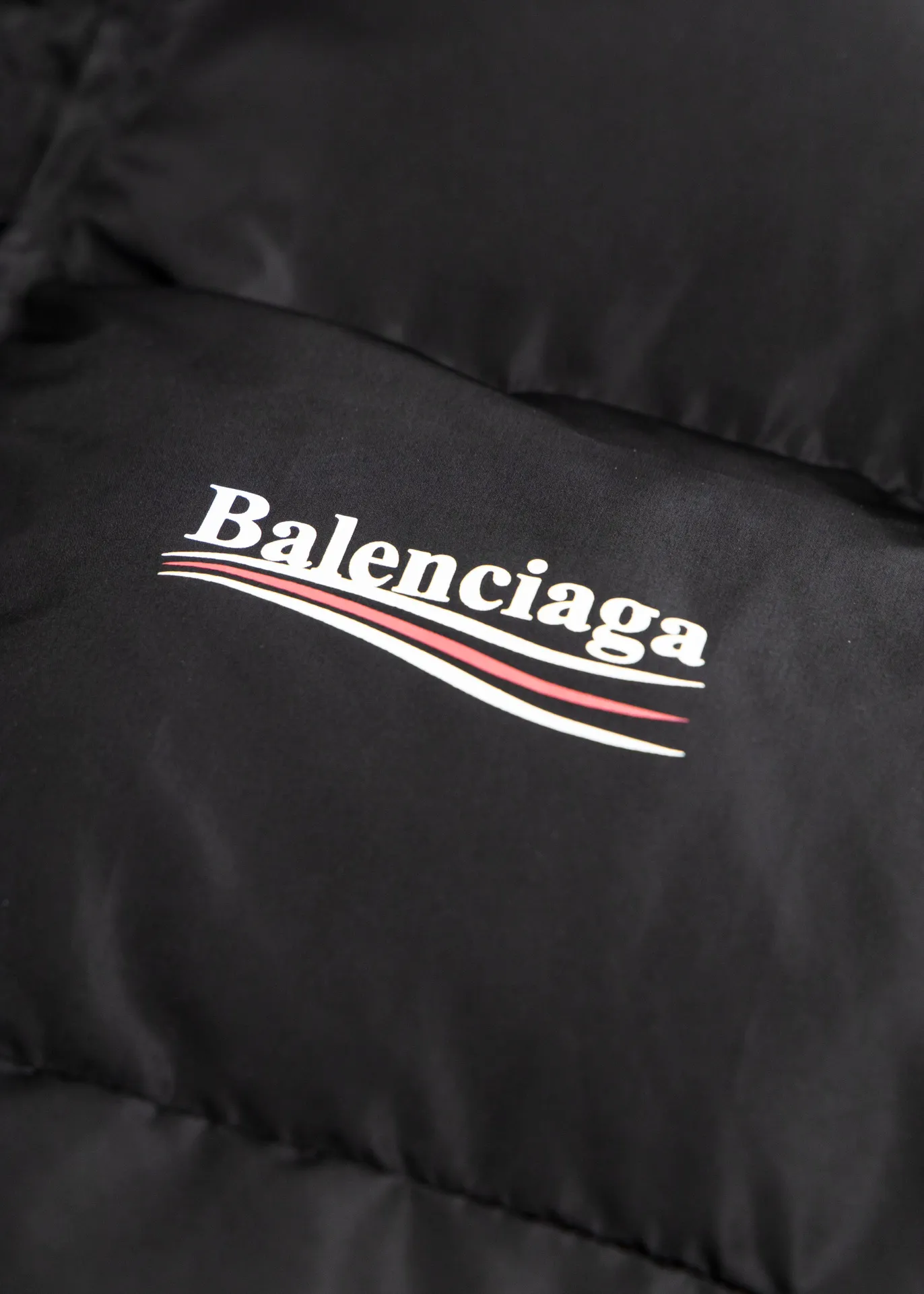 💰700 [Highest Version] Balenciaga / Balenciaga BLCG Classic Coke Wave Printed Cocoon Down Jacket Correct version The surface fabric and lining are made of customized high-density cloud-feel nylon fabric. The fabric has a level 4 water-repellent coating process. The lining is made of double-layer 330 gallbladder and filled with 500 grams of Xinjiang pearl particle cotton. The overall design follows the original short front and long back cocoon design. Invisible zipper hood design. Imported environmentally friendly glue thermosetting ink printing process. Front panel adopts diagonal pocket design, equipped with snap button closure, inner zipper pocket design, mold-customized hardware zipper, original logo four-button mold, mold-customized original air eye, mold-customized original logo double-hole limit buckle, original main mark, washed tag brand packaging, color: black, size: 46/48/50/52, size chart: Front length, bust, shoulder width, sleeve length 46: 65 130 48 64 48： 67 134 49 66 50： 69 138 50 68 52： 70 141 52 70 Note: There is a difference of 1~2CM due to manual measurement