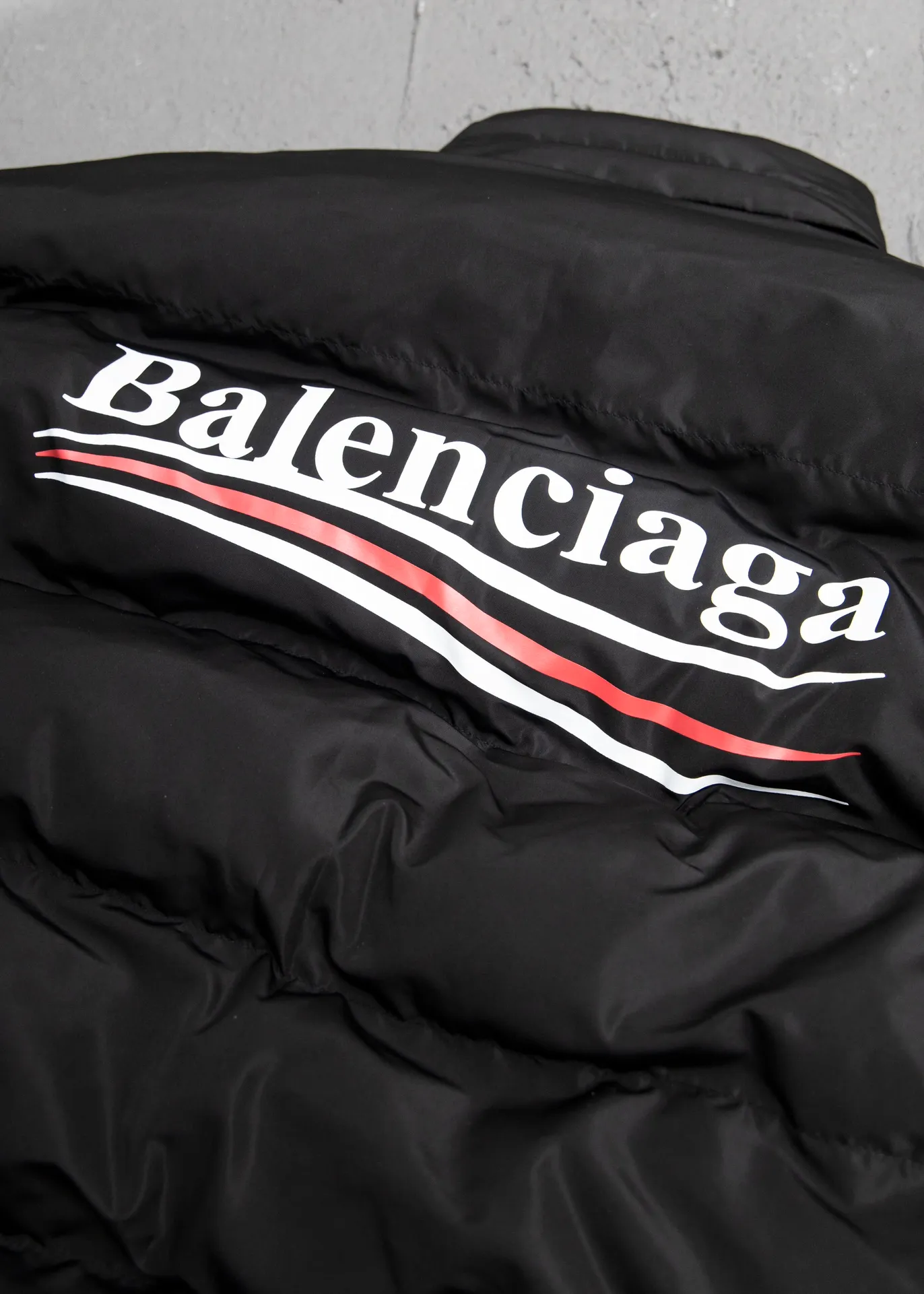 💰700 [Highest Version] Balenciaga / Balenciaga BLCG Classic Coke Wave Printed Cocoon Down Jacket Correct version The surface fabric and lining are made of customized high-density cloud-feel nylon fabric. The fabric has a level 4 water-repellent coating process. The lining is made of double-layer 330 gallbladder and filled with 500 grams of Xinjiang pearl particle cotton. The overall design follows the original short front and long back cocoon design. Invisible zipper hood design. Imported environmentally friendly glue thermosetting ink printing process. Front panel adopts diagonal pocket design, equipped with snap button closure, inner zipper pocket design, mold-customized hardware zipper, original logo four-button mold, mold-customized original air eye, mold-customized original logo double-hole limit buckle, original main mark, washed tag brand packaging, color: black, size: 46/48/50/52, size chart: Front length, bust, shoulder width, sleeve length 46: 65 130 48 64 48： 67 134 49 66 50： 69 138 50 68 52： 70 141 52 70 Note: There is a difference of 1~2CM due to manual measurement