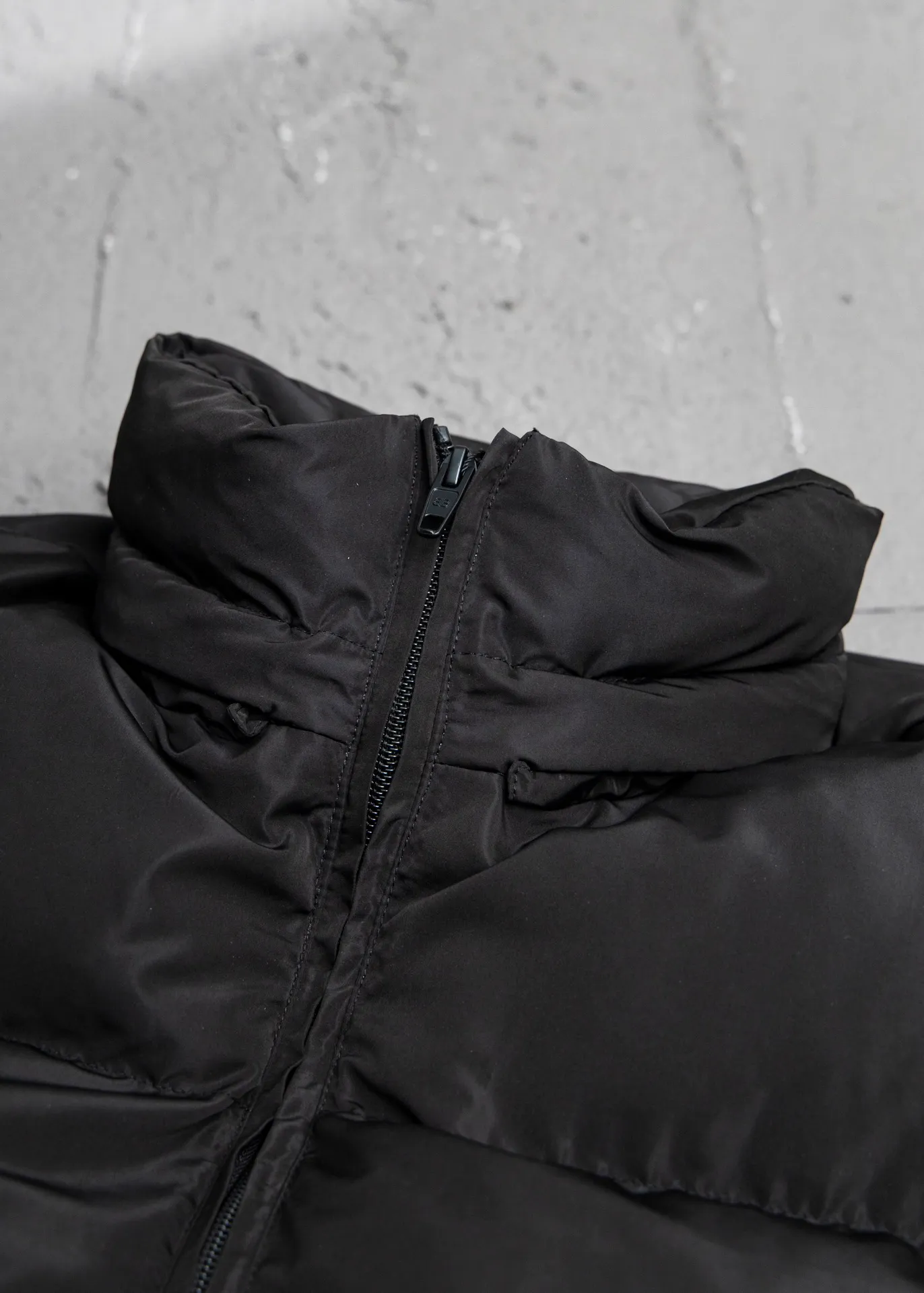 💰700 [Highest Version] Balenciaga / Balenciaga BLCG Classic Coke Wave Printed Cocoon Down Jacket Correct version The surface fabric and lining are made of customized high-density cloud-feel nylon fabric. The fabric has a level 4 water-repellent coating process. The lining is made of double-layer 330 gallbladder and filled with 500 grams of Xinjiang pearl particle cotton. The overall design follows the original short front and long back cocoon design. Invisible zipper hood design. Imported environmentally friendly glue thermosetting ink printing process. Front panel adopts diagonal pocket design, equipped with snap button closure, inner zipper pocket design, mold-customized hardware zipper, original logo four-button mold, mold-customized original air eye, mold-customized original logo double-hole limit buckle, original main mark, washed tag brand packaging, color: black, size: 46/48/50/52, size chart: Front length, bust, shoulder width, sleeve length 46: 65 130 48 64 48： 67 134 49 66 50： 69 138 50 68 52： 70 141 52 70 Note: There is a difference of 1~2CM due to manual measurement