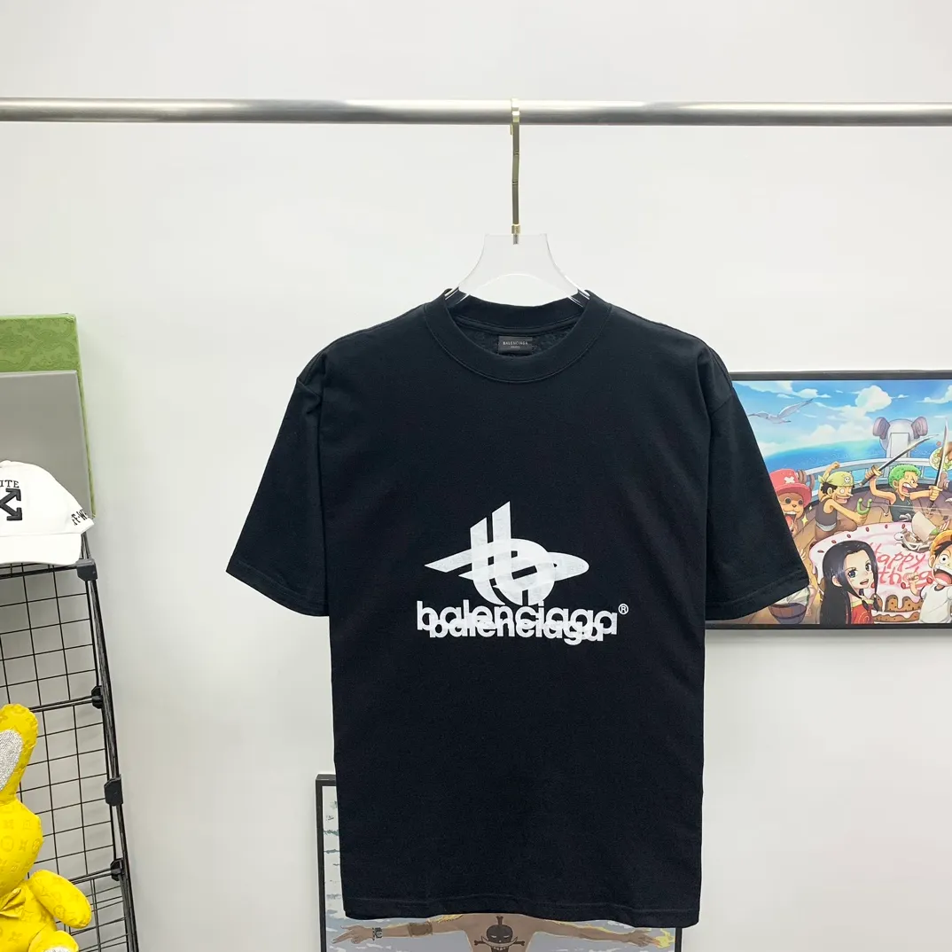 The top proven version of Balenciaga 23SS is the same style short-sleeved T-shirt for male and female couples with overlapping letters. Retro jersey worsted fabric, elastic glue printing, large silhouette YB development uses specific heavyweight 16S cotton jersey fabric, 230 grams; with 32s+70D drawbar thread, 260g: 95/cotton*5% spandex double yarn rib. ‼ ️The worsted cotton material is light and breathable, feels soft and comfortable against the skin, has strong breathability and hygroscopicity; the threads are woven into combed cotton fabric using blending technology, which is not easy to wrinkle and does not require special care. ‼ ️High-density elastic glue printing! According to the original color, the same color glue material is specially selected, and high-elastic frame glue printing is selected. ‼ ️Increases the elasticity of the printed area, and at the same time has strong penetration and color fastness, especially on cotton fabrics. The details of the printing are very well handled, with no burrs or traces of crossing the border. ‼ ️After technical processing of the printing screen, the slurry can penetrate into the fabric where there is a pattern. The permeability is strong and the fabric texture is clearly visible. Classic loose unisex style, versatile, comfortable and easy to wear P:260 Size: XS-L