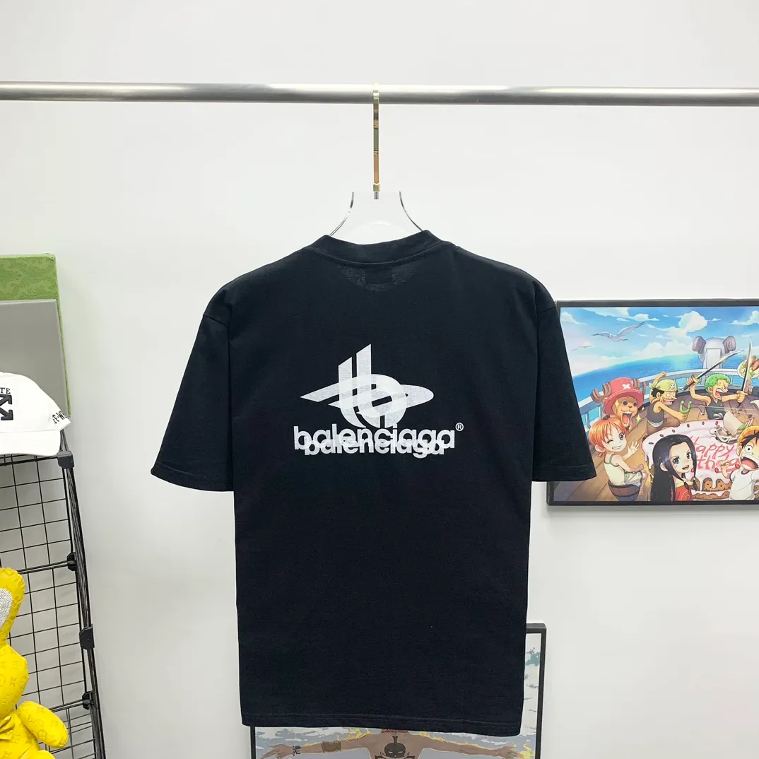 The top proven version of Balenciaga 23SS is the same style short-sleeved T-shirt for male and female couples with overlapping letters. Retro jersey worsted fabric, elastic glue printing, large silhouette YB development uses specific heavyweight 16S cotton jersey fabric, 230 grams; with 32s+70D drawbar thread, 260g: 95/cotton*5% spandex double yarn rib. ‼ ️The worsted cotton material is light and breathable, feels soft and comfortable against the skin, has strong breathability and hygroscopicity; the threads are woven into combed cotton fabric using blending technology, which is not easy to wrinkle and does not require special care. ‼ ️High-density elastic glue printing! According to the original color, the same color glue material is specially selected, and high-elastic frame glue printing is selected. ‼ ️Increases the elasticity of the printed area, and at the same time has strong penetration and color fastness, especially on cotton fabrics. The details of the printing are very well handled, with no burrs or traces of crossing the border. ‼ ️After technical processing of the printing screen, the slurry can penetrate into the fabric where there is a pattern. The permeability is strong and the fabric texture is clearly visible. Classic loose unisex style, versatile, comfortable and easy to wear P:260 Size: XS-L