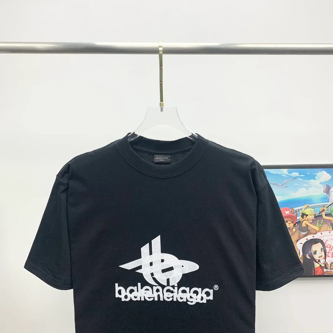 The top proven version of Balenciaga 23SS is the same style short-sleeved T-shirt for male and female couples with overlapping letters. Retro jersey worsted fabric, elastic glue printing, large silhouette YB development uses specific heavyweight 16S cotton jersey fabric, 230 grams; with 32s+70D drawbar thread, 260g: 95/cotton*5% spandex double yarn rib. ‼ ️The worsted cotton material is light and breathable, feels soft and comfortable against the skin, has strong breathability and hygroscopicity; the threads are woven into combed cotton fabric using blending technology, which is not easy to wrinkle and does not require special care. ‼ ️High-density elastic glue printing! According to the original color, the same color glue material is specially selected, and high-elastic frame glue printing is selected. ‼ ️Increases the elasticity of the printed area, and at the same time has strong penetration and color fastness, especially on cotton fabrics. The details of the printing are very well handled, with no burrs or traces of crossing the border. ‼ ️After technical processing of the printing screen, the slurry can penetrate into the fabric where there is a pattern. The permeability is strong and the fabric texture is clearly visible. Classic loose unisex style, versatile, comfortable and easy to wear P:260 Size: XS-L