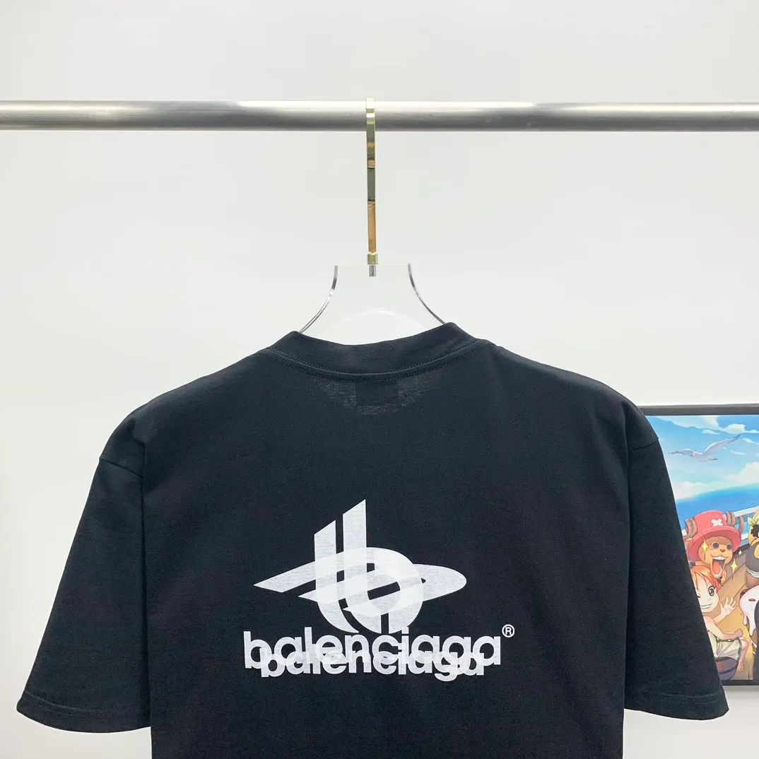 The top proven version of Balenciaga 23SS is the same style short-sleeved T-shirt for male and female couples with overlapping letters. Retro jersey worsted fabric, elastic glue printing, large silhouette YB development uses specific heavyweight 16S cotton jersey fabric, 230 grams; with 32s+70D drawbar thread, 260g: 95/cotton*5% spandex double yarn rib. ‼ ️The worsted cotton material is light and breathable, feels soft and comfortable against the skin, has strong breathability and hygroscopicity; the threads are woven into combed cotton fabric using blending technology, which is not easy to wrinkle and does not require special care. ‼ ️High-density elastic glue printing! According to the original color, the same color glue material is specially selected, and high-elastic frame glue printing is selected. ‼ ️Increases the elasticity of the printed area, and at the same time has strong penetration and color fastness, especially on cotton fabrics. The details of the printing are very well handled, with no burrs or traces of crossing the border. ‼ ️After technical processing of the printing screen, the slurry can penetrate into the fabric where there is a pattern. The permeability is strong and the fabric texture is clearly visible. Classic loose unisex style, versatile, comfortable and easy to wear P:260 Size: XS-L