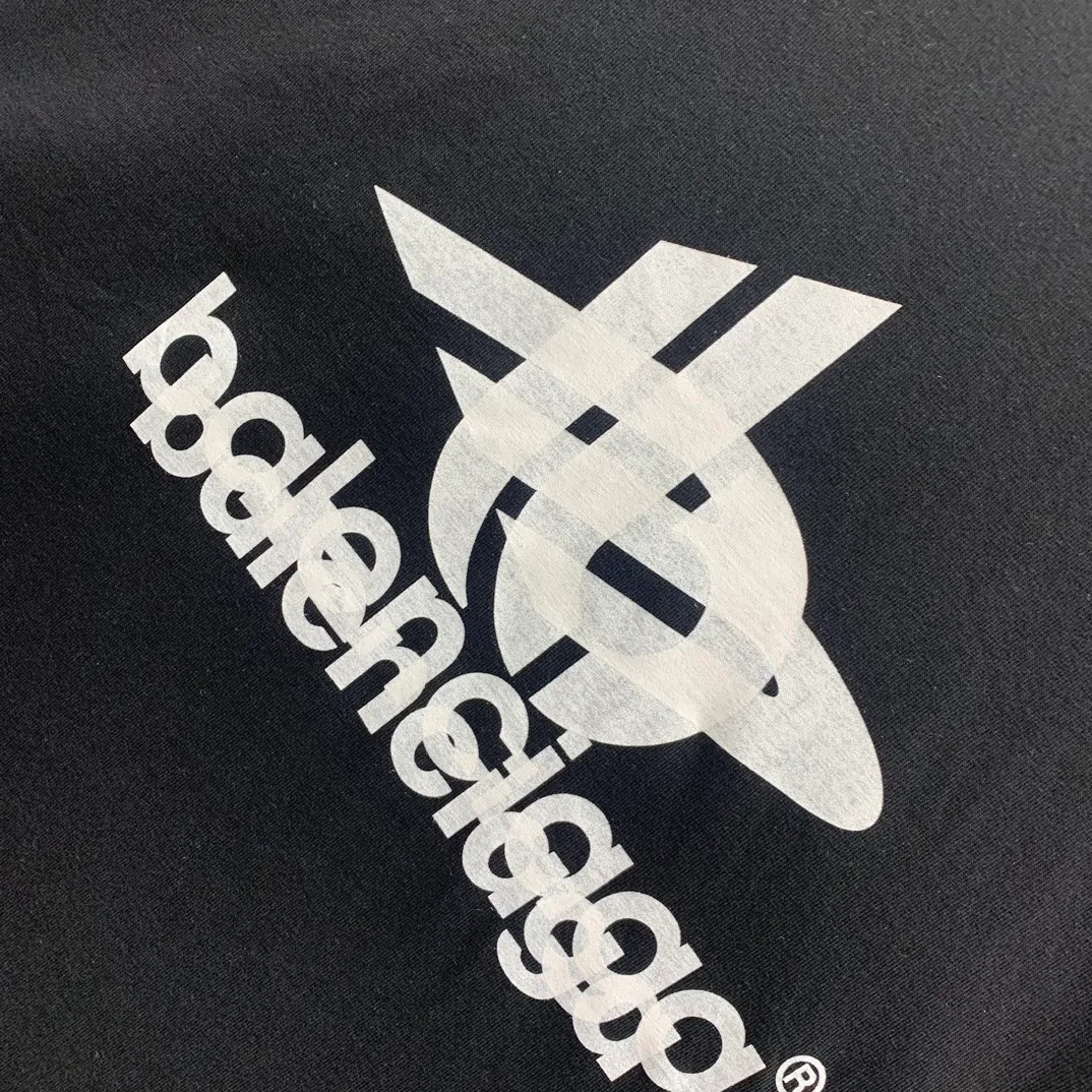The top proven version of Balenciaga 23SS is the same style short-sleeved T-shirt for male and female couples with overlapping letters. Retro jersey worsted fabric, elastic glue printing, large silhouette YB development uses specific heavyweight 16S cotton jersey fabric, 230 grams; with 32s+70D drawbar thread, 260g: 95/cotton*5% spandex double yarn rib. ‼ ️The worsted cotton material is light and breathable, feels soft and comfortable against the skin, has strong breathability and hygroscopicity; the threads are woven into combed cotton fabric using blending technology, which is not easy to wrinkle and does not require special care. ‼ ️High-density elastic glue printing! According to the original color, the same color glue material is specially selected, and high-elastic frame glue printing is selected. ‼ ️Increases the elasticity of the printed area, and at the same time has strong penetration and color fastness, especially on cotton fabrics. The details of the printing are very well handled, with no burrs or traces of crossing the border. ‼ ️After technical processing of the printing screen, the slurry can penetrate into the fabric where there is a pattern. The permeability is strong and the fabric texture is clearly visible. Classic loose unisex style, versatile, comfortable and easy to wear P:260 Size: XS-L