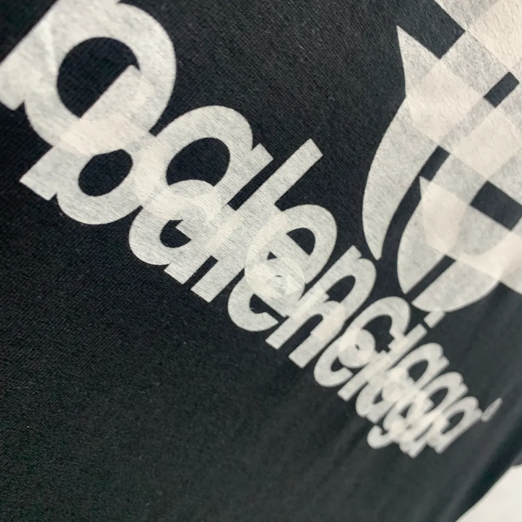 The top proven version of Balenciaga 23SS is the same style short-sleeved T-shirt for male and female couples with overlapping letters. Retro jersey worsted fabric, elastic glue printing, large silhouette YB development uses specific heavyweight 16S cotton jersey fabric, 230 grams; with 32s+70D drawbar thread, 260g: 95/cotton*5% spandex double yarn rib. ‼ ️The worsted cotton material is light and breathable, feels soft and comfortable against the skin, has strong breathability and hygroscopicity; the threads are woven into combed cotton fabric using blending technology, which is not easy to wrinkle and does not require special care. ‼ ️High-density elastic glue printing! According to the original color, the same color glue material is specially selected, and high-elastic frame glue printing is selected. ‼ ️Increases the elasticity of the printed area, and at the same time has strong penetration and color fastness, especially on cotton fabrics. The details of the printing are very well handled, with no burrs or traces of crossing the border. ‼ ️After technical processing of the printing screen, the slurry can penetrate into the fabric where there is a pattern. The permeability is strong and the fabric texture is clearly visible. Classic loose unisex style, versatile, comfortable and easy to wear P:260 Size: XS-L