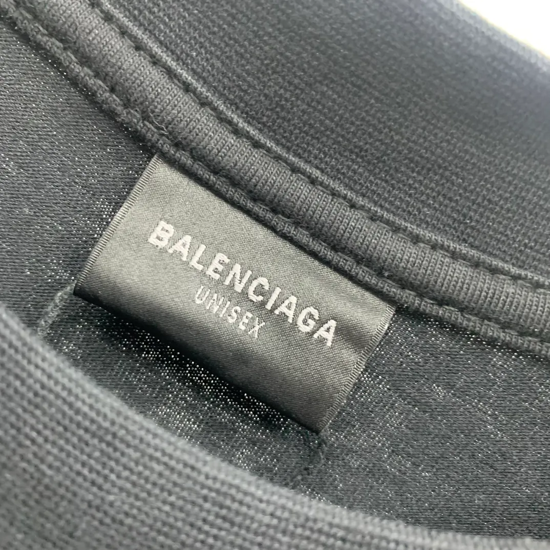 The top proven version of Balenciaga 23SS is the same style short-sleeved T-shirt for male and female couples with overlapping letters. Retro jersey worsted fabric, elastic glue printing, large silhouette YB development uses specific heavyweight 16S cotton jersey fabric, 230 grams; with 32s+70D drawbar thread, 260g: 95/cotton*5% spandex double yarn rib. ‼ ️The worsted cotton material is light and breathable, feels soft and comfortable against the skin, has strong breathability and hygroscopicity; the threads are woven into combed cotton fabric using blending technology, which is not easy to wrinkle and does not require special care. ‼ ️High-density elastic glue printing! According to the original color, the same color glue material is specially selected, and high-elastic frame glue printing is selected. ‼ ️Increases the elasticity of the printed area, and at the same time has strong penetration and color fastness, especially on cotton fabrics. The details of the printing are very well handled, with no burrs or traces of crossing the border. ‼ ️After technical processing of the printing screen, the slurry can penetrate into the fabric where there is a pattern. The permeability is strong and the fabric texture is clearly visible. Classic loose unisex style, versatile, comfortable and easy to wear P:260 Size: XS-L