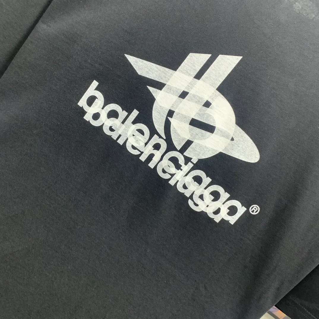 The top proven version of Balenciaga 23SS is the same style short-sleeved T-shirt for male and female couples with overlapping letters. Retro jersey worsted fabric, elastic glue printing, large silhouette YB development uses specific heavyweight 16S cotton jersey fabric, 230 grams; with 32s+70D drawbar thread, 260g: 95/cotton*5% spandex double yarn rib. ‼ ️The worsted cotton material is light and breathable, feels soft and comfortable against the skin, has strong breathability and hygroscopicity; the threads are woven into combed cotton fabric using blending technology, which is not easy to wrinkle and does not require special care. ‼ ️High-density elastic glue printing! According to the original color, the same color glue material is specially selected, and high-elastic frame glue printing is selected. ‼ ️Increases the elasticity of the printed area, and at the same time has strong penetration and color fastness, especially on cotton fabrics. The details of the printing are very well handled, with no burrs or traces of crossing the border. ‼ ️After technical processing of the printing screen, the slurry can penetrate into the fabric where there is a pattern. The permeability is strong and the fabric texture is clearly visible. Classic loose unisex style, versatile, comfortable and easy to wear P:260 Size: XS-L