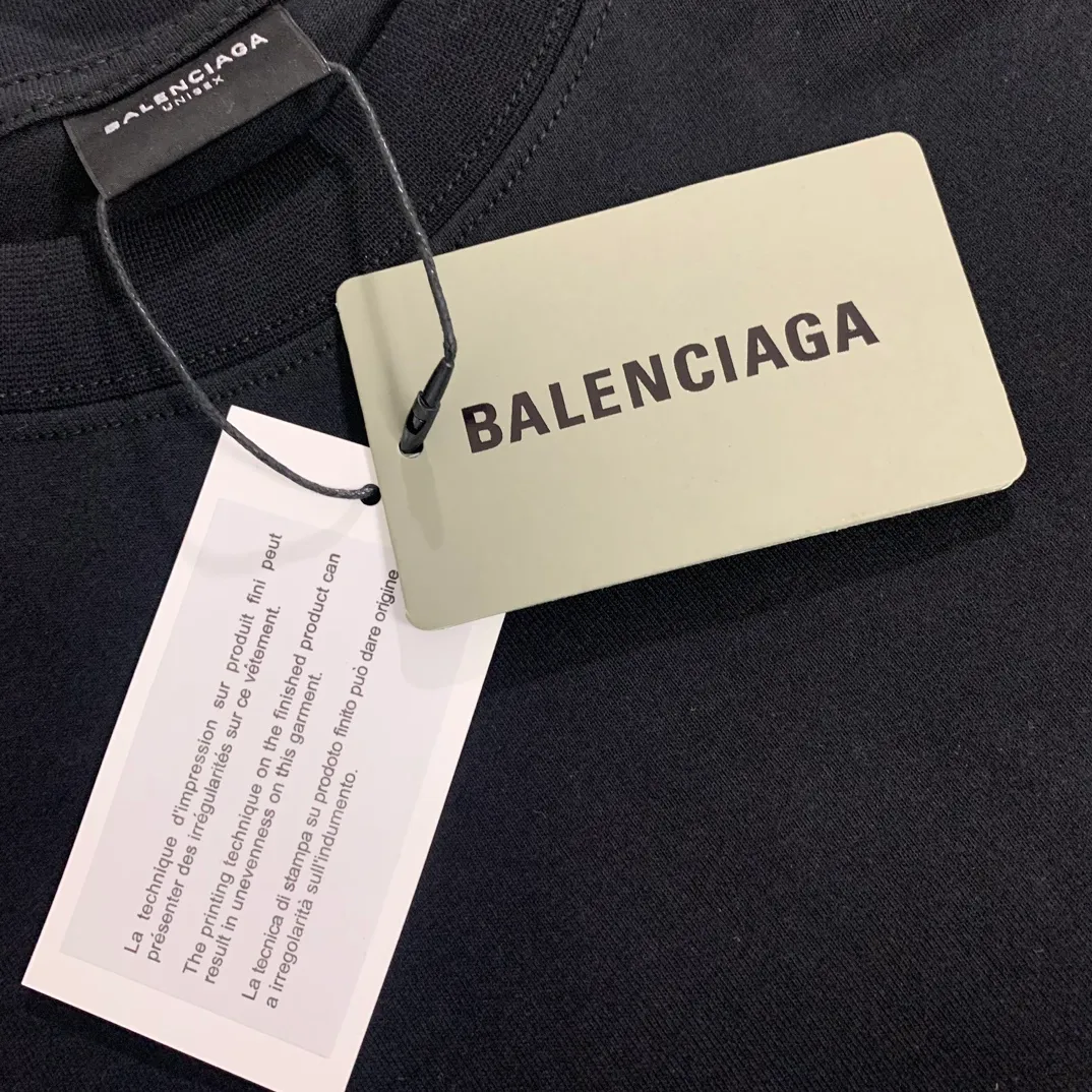 The top proven version of Balenciaga 23SS is the same style short-sleeved T-shirt for male and female couples with overlapping letters. Retro jersey worsted fabric, elastic glue printing, large silhouette YB development uses specific heavyweight 16S cotton jersey fabric, 230 grams; with 32s+70D drawbar thread, 260g: 95/cotton*5% spandex double yarn rib. ‼ ️The worsted cotton material is light and breathable, feels soft and comfortable against the skin, has strong breathability and hygroscopicity; the threads are woven into combed cotton fabric using blending technology, which is not easy to wrinkle and does not require special care. ‼ ️High-density elastic glue printing! According to the original color, the same color glue material is specially selected, and high-elastic frame glue printing is selected. ‼ ️Increases the elasticity of the printed area, and at the same time has strong penetration and color fastness, especially on cotton fabrics. The details of the printing are very well handled, with no burrs or traces of crossing the border. ‼ ️After technical processing of the printing screen, the slurry can penetrate into the fabric where there is a pattern. The permeability is strong and the fabric texture is clearly visible. Classic loose unisex style, versatile, comfortable and easy to wear P:260 Size: XS-L