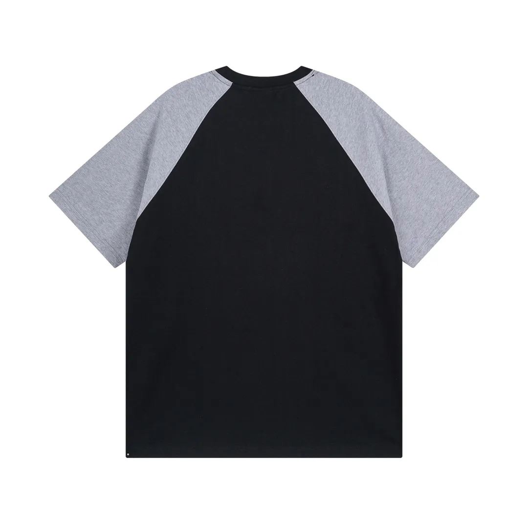 🅿️174 Detailed picture [Top version. Official website quality] BALENCI*GA/Paris #2024 new style 3m letters classic LOGO raglan color matching new short-sleeved T-shirt. #2024 Spring and Summer Brick Cabinet Synchronization Welcome to compare. The fabric is made of Paris ZP custom-woven and dyed cotton double yarn, with a weight of 260 grams. The cloth surface is clean. The cloth pattern is clear, soft and comfortable. The threads are dyed with no color difference. The classic letter LOGO is printed with imported environmentally friendly glue. The letters are clear and the effect is three-dimensional. Restore the brick cabinet, adopt OS loose shoulder style. Same style for men and women. Code: BL223351 Color: black. Size: XS to L