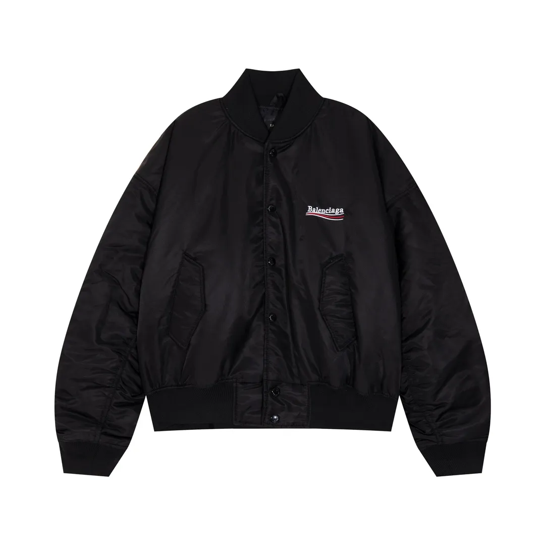 🅿️470 BLCG Paris 23FW Embroidered Coke Baseball Cotton Jacket. Originally purchased for 23,000. The fabric is made of nylon 100% nylon fabric on the surface, and 800 grams of composite thin cotton is added with quilting on the inside, making the whole dress more dimensionous. The front pattern of Coke adopts three-dimensional embroidery technology, and the back pattern is Tajima machine embroidery with thousands of needles. It has open-and-close snaps with open molding and lettering. It has a loose OS silhouette, a stylish upper body and good texture. It is a must-have item for concave shapes. size: S-L