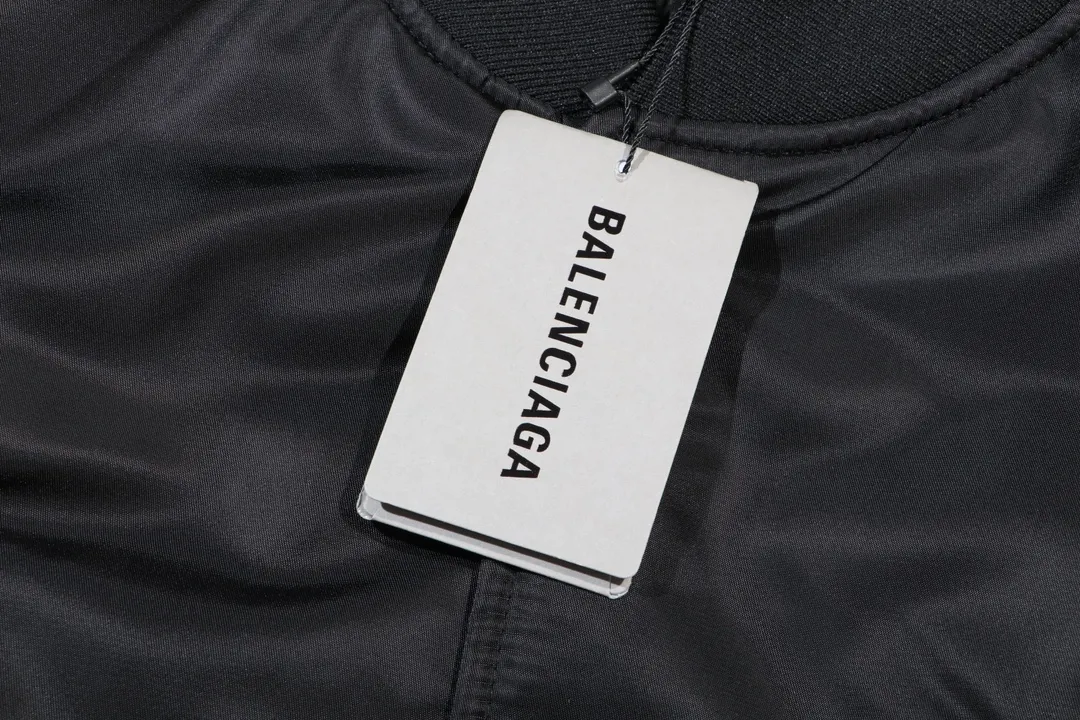 🅿️470 BLCG Paris 23FW Embroidered Coke Baseball Cotton Jacket. Originally purchased for 23,000. The fabric is made of nylon 100% nylon fabric on the surface, and 800 grams of composite thin cotton is added with quilting on the inside, making the whole dress more dimensionous. The front pattern of Coke adopts three-dimensional embroidery technology, and the back pattern is Tajima machine embroidery with thousands of needles. It has open-and-close snaps with open molding and lettering. It has a loose OS silhouette, a stylish upper body and good texture. It is a must-have item for concave shapes. size: S-L
