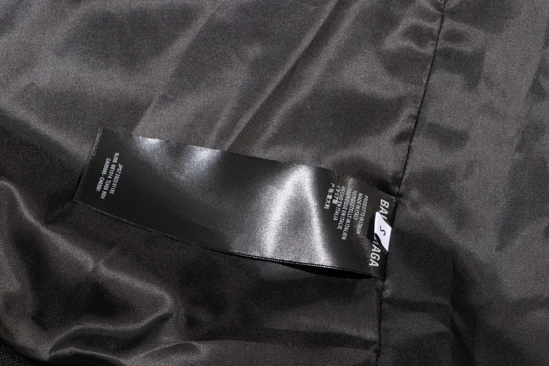 🅿️470 BLCG Paris 23FW Embroidered Coke Baseball Cotton Jacket. Originally purchased for 23,000. The fabric is made of nylon 100% nylon fabric on the surface, and 800 grams of composite thin cotton is added with quilting on the inside, making the whole dress more dimensionous. The front pattern of Coke adopts three-dimensional embroidery technology, and the back pattern is Tajima machine embroidery with thousands of needles. It has open-and-close snaps with open molding and lettering. It has a loose OS silhouette, a stylish upper body and good texture. It is a must-have item for concave shapes. size: S-L
