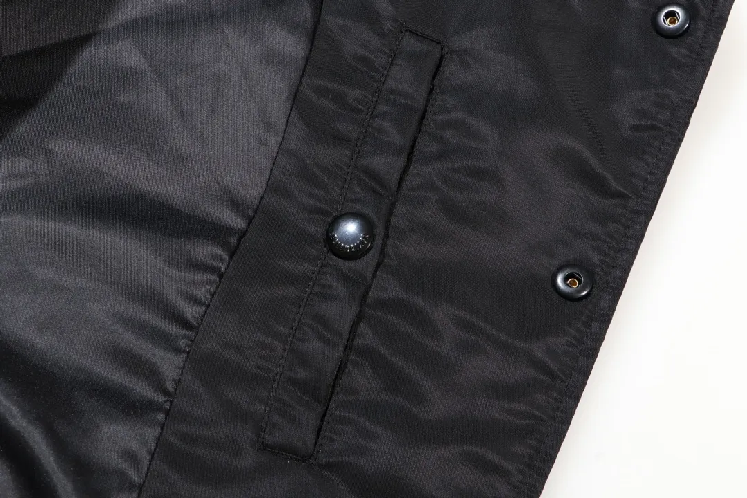 🅿️470 BLCG Paris 23FW Embroidered Coke Baseball Cotton Jacket. Originally purchased for 23,000. The fabric is made of nylon 100% nylon fabric on the surface, and 800 grams of composite thin cotton is added with quilting on the inside, making the whole dress more dimensionous. The front pattern of Coke adopts three-dimensional embroidery technology, and the back pattern is Tajima machine embroidery with thousands of needles. It has open-and-close snaps with open molding and lettering. It has a loose OS silhouette, a stylish upper body and good texture. It is a must-have item for concave shapes. size: S-L