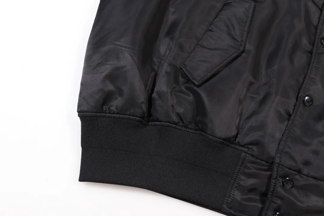🅿️470 BLCG Paris 23FW Embroidered Coke Baseball Cotton Jacket. Originally purchased for 23,000. The fabric is made of nylon 100% nylon fabric on the surface, and 800 grams of composite thin cotton is added with quilting on the inside, making the whole dress more dimensionous. The front pattern of Coke adopts three-dimensional embroidery technology, and the back pattern is Tajima machine embroidery with thousands of needles. It has open-and-close snaps with open molding and lettering. It has a loose OS silhouette, a stylish upper body and good texture. It is a must-have item for concave shapes. size: S-L